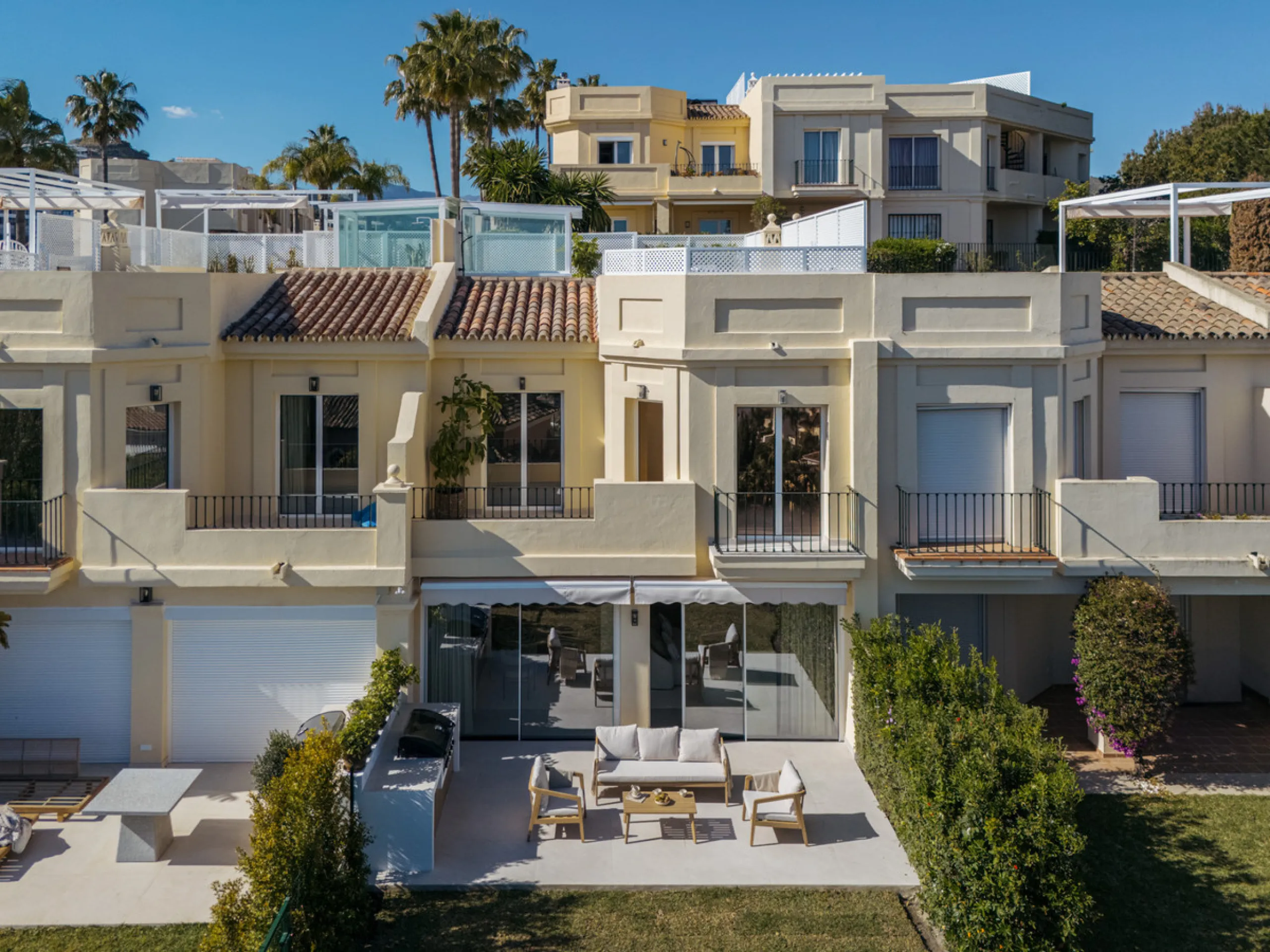 Maison Vue is a meticulously renovated three-level townhouse for sale located in the secure, well-maintained community of La Quinta Hills in Benahavís. Fully renovated in 2024, this property showcases a seamless blend of Mediterranean tranquility and Scan