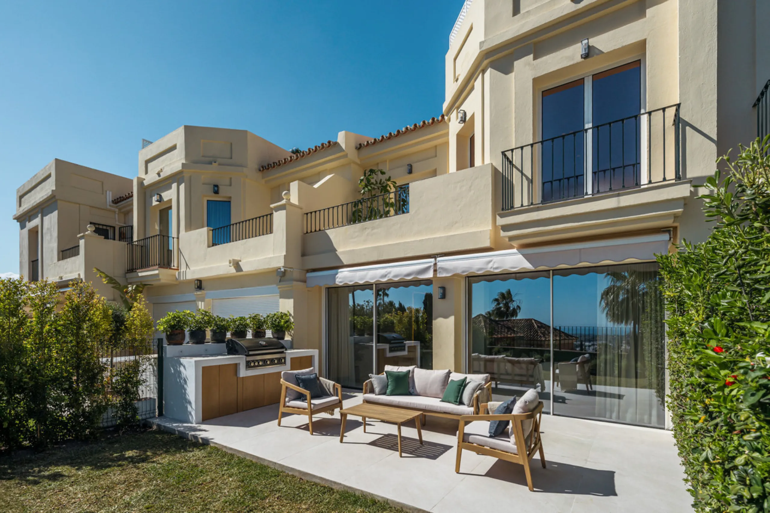 Maison Vue is a meticulously renovated three-level townhouse for sale located in the secure, well-maintained community of La Quinta Hills in Benahavís. Fully renovated in 2024, this property showcases a seamless blend of Mediterranean tranquility and Scan