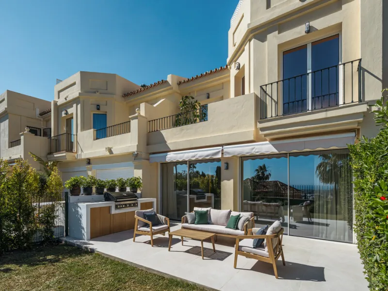 Maison Vue is a meticulously renovated three-level townhouse for sale located in the secure, well-maintained community of La Quinta Hills in Benahavís. Fully renovated in 2024, this property showcases a seamless blend of Mediterranean tranquility and Scan