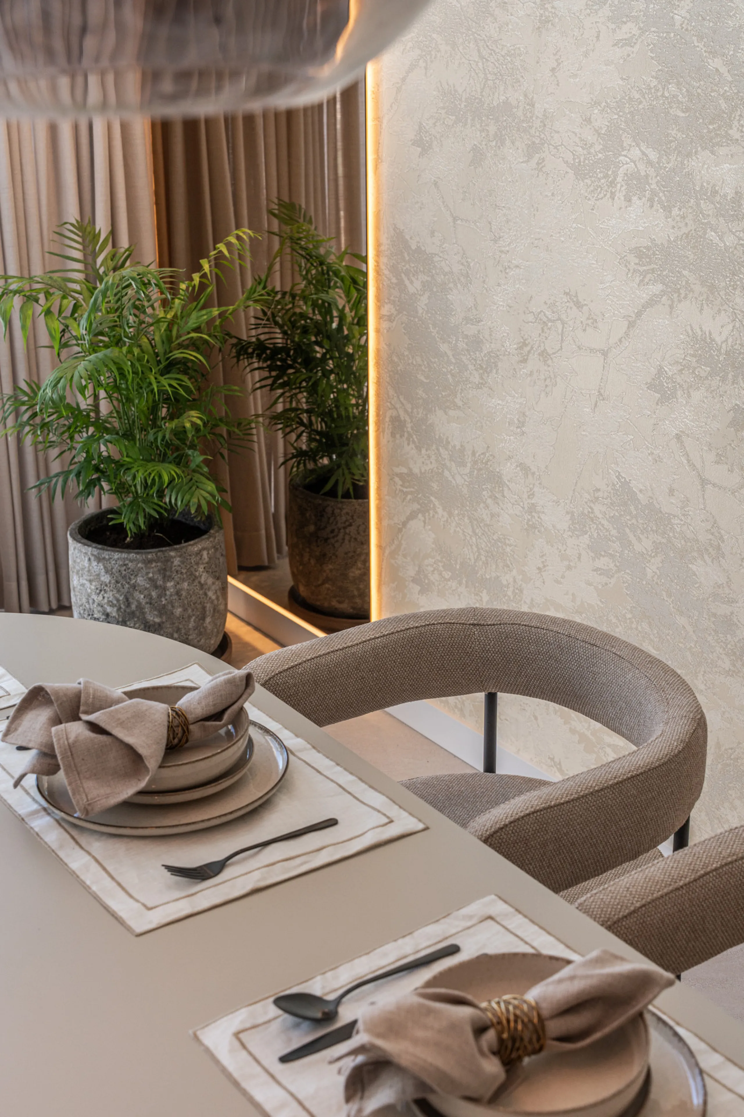 Maison Vue is a meticulously renovated three-level townhouse for sale located in the secure, well-maintained community of La Quinta Hills in Benahavís. Fully renovated in 2024, this property showcases a seamless blend of Mediterranean tranquility and Scan