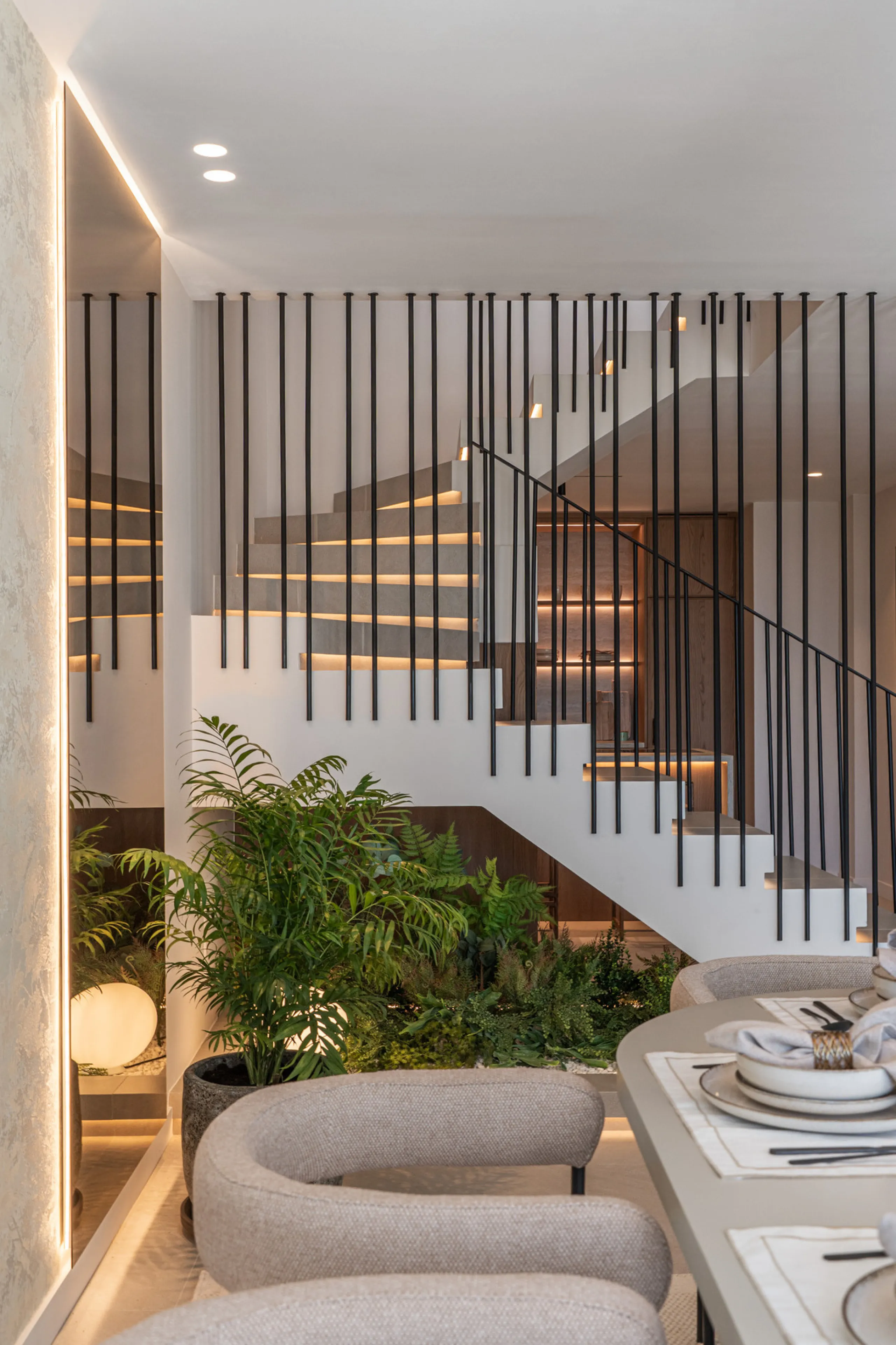 Maison Vue is a meticulously renovated three-level townhouse for sale located in the secure, well-maintained community of La Quinta Hills in Benahavís. Fully renovated in 2024, this property showcases a seamless blend of Mediterranean tranquility and Scan