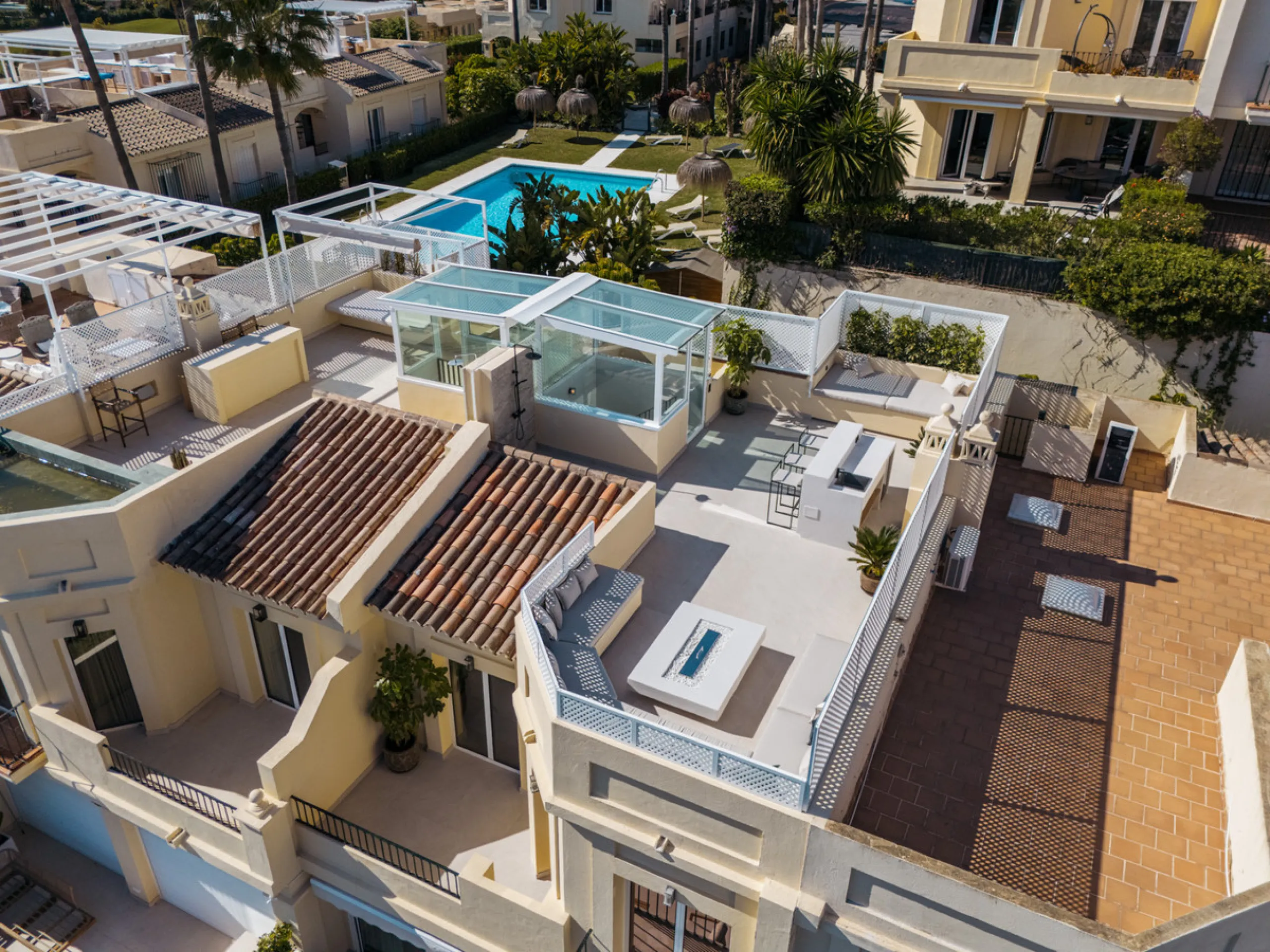 Maison Vue is a meticulously renovated three-level townhouse for sale located in the secure, well-maintained community of La Quinta Hills in Benahavís. Fully renovated in 2024, this property showcases a seamless blend of Mediterranean tranquility and Scan
