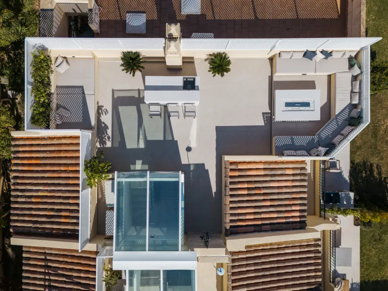Maison Vue is a meticulously renovated three-level townhouse for sale located in the secure, well-maintained community of La Quinta Hills in Benahavís. Fully renovated in 2024, this property showcases a seamless blend of Mediterranean tranquility and Scan