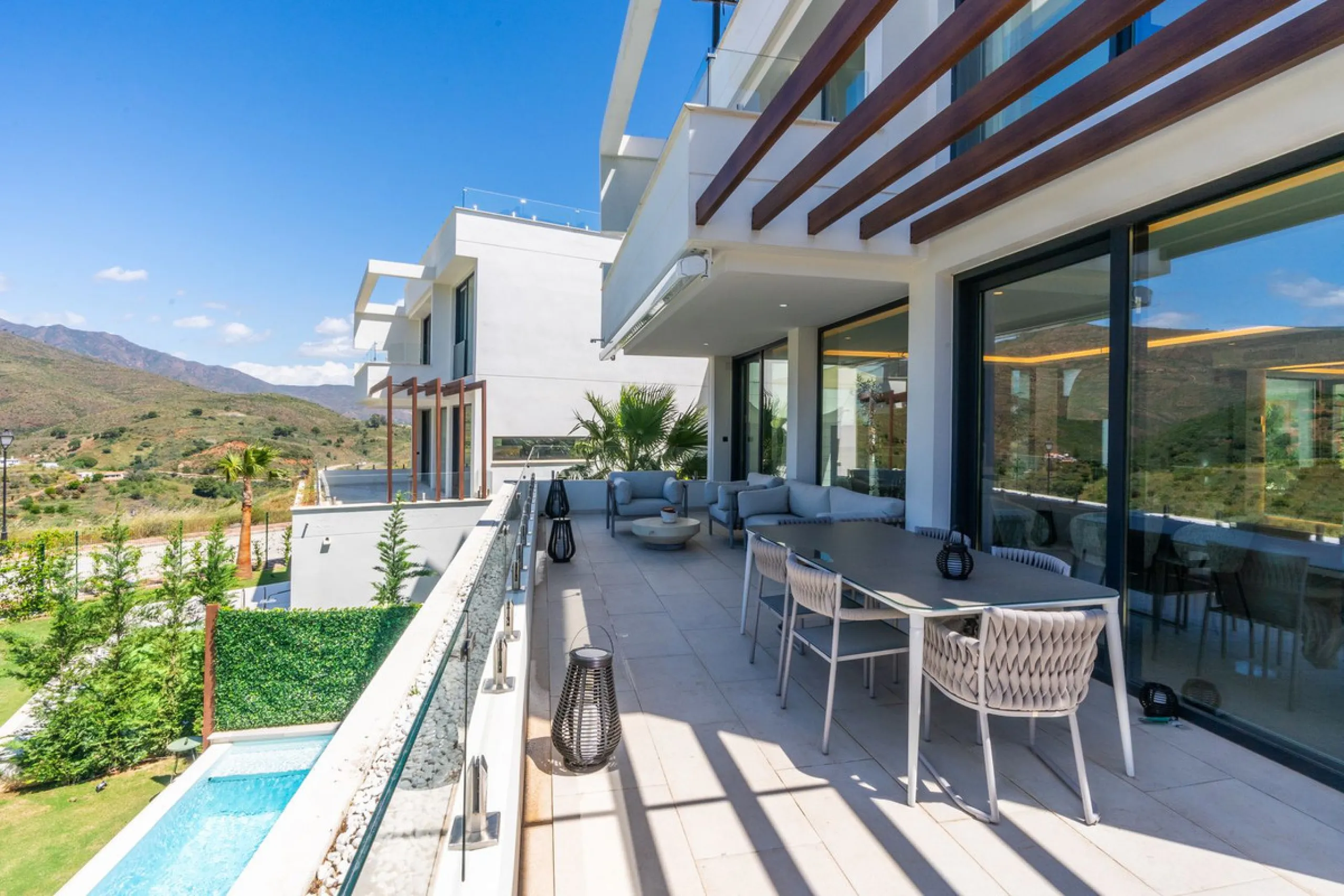 Fantastic luxury modern villa right in the heart of La Cala Resort.  Here you have everything you ever asked for luminous, luxury , loveable, villa.  Panoramic views from the Solarium whilst relaxing in the jacuzzi of the Golf, the undulated sourounding m