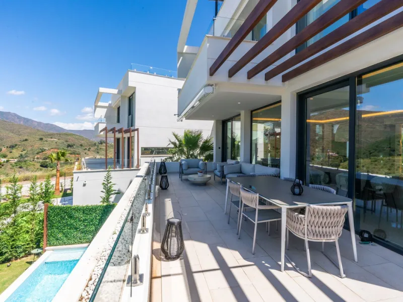 Fantastic luxury modern villa right in the heart of La Cala Resort.  Here you have everything you ever asked for luminous, luxury , loveable, villa.  Panoramic views from the Solarium whilst relaxing in the jacuzzi of the Golf, the undulated sourounding m