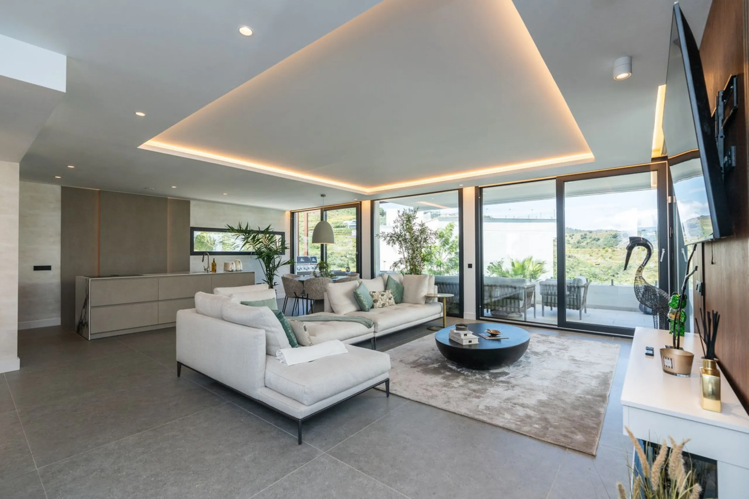 Fantastic luxury modern villa right in the heart of La Cala Resort.  Here you have everything you ever asked for luminous, luxury , loveable, villa.  Panoramic views from the Solarium whilst relaxing in the jacuzzi of the Golf, the undulated sourounding m