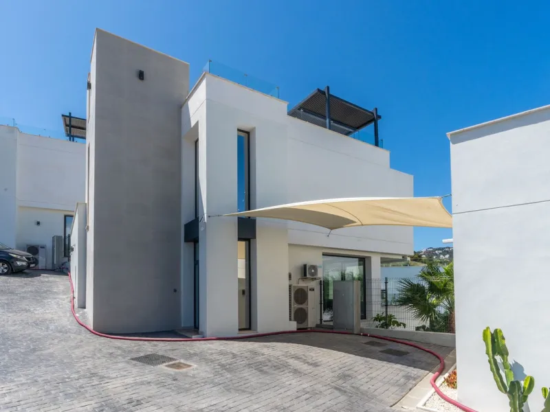 Fantastic luxury modern villa right in the heart of La Cala Resort.  Here you have everything you ever asked for luminous, luxury , loveable, villa.  Panoramic views from the Solarium whilst relaxing in the jacuzzi of the Golf, the undulated sourounding m