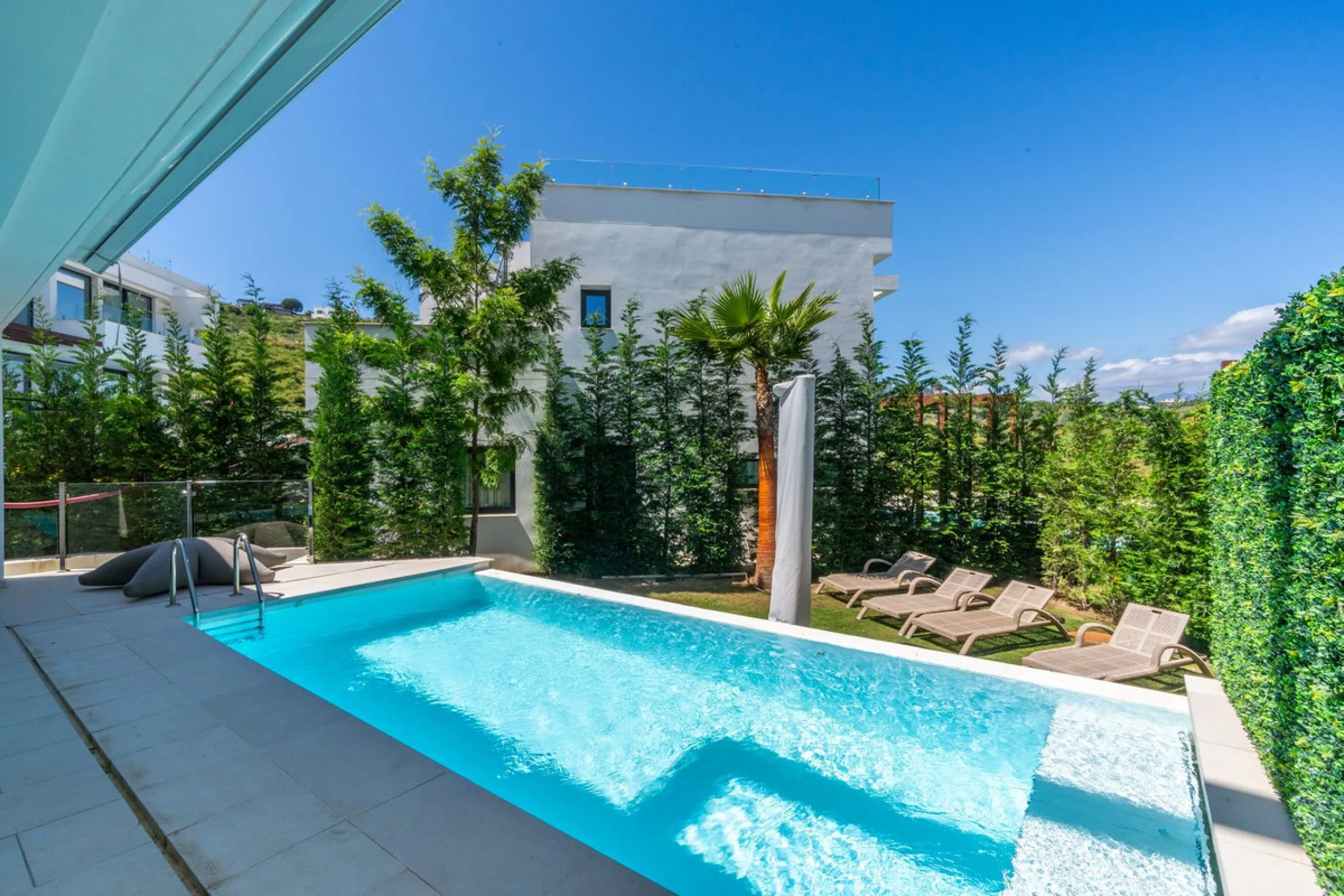 Fantastic luxury modern villa right in the heart of La Cala Resort.  Here you have everything you ever asked for luminous, luxury , loveable, villa.  Panoramic views from the Solarium whilst relaxing in the jacuzzi of the Golf, the undulated sourounding m