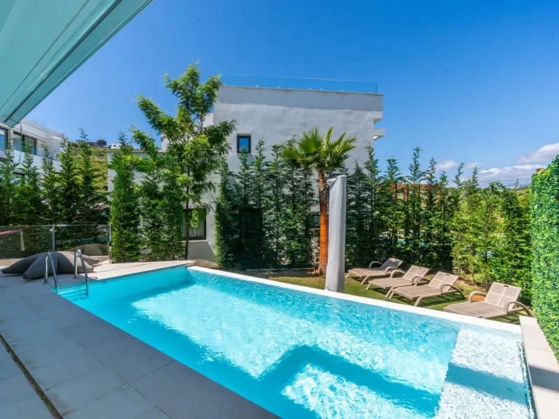 Fantastic luxury modern villa right in the heart of La Cala Resort.  Here you have everything you ever asked for luminous, luxury , loveable, villa.  Panoramic views from the Solarium whilst relaxing in the jacuzzi of the Golf, the undulated sourounding m