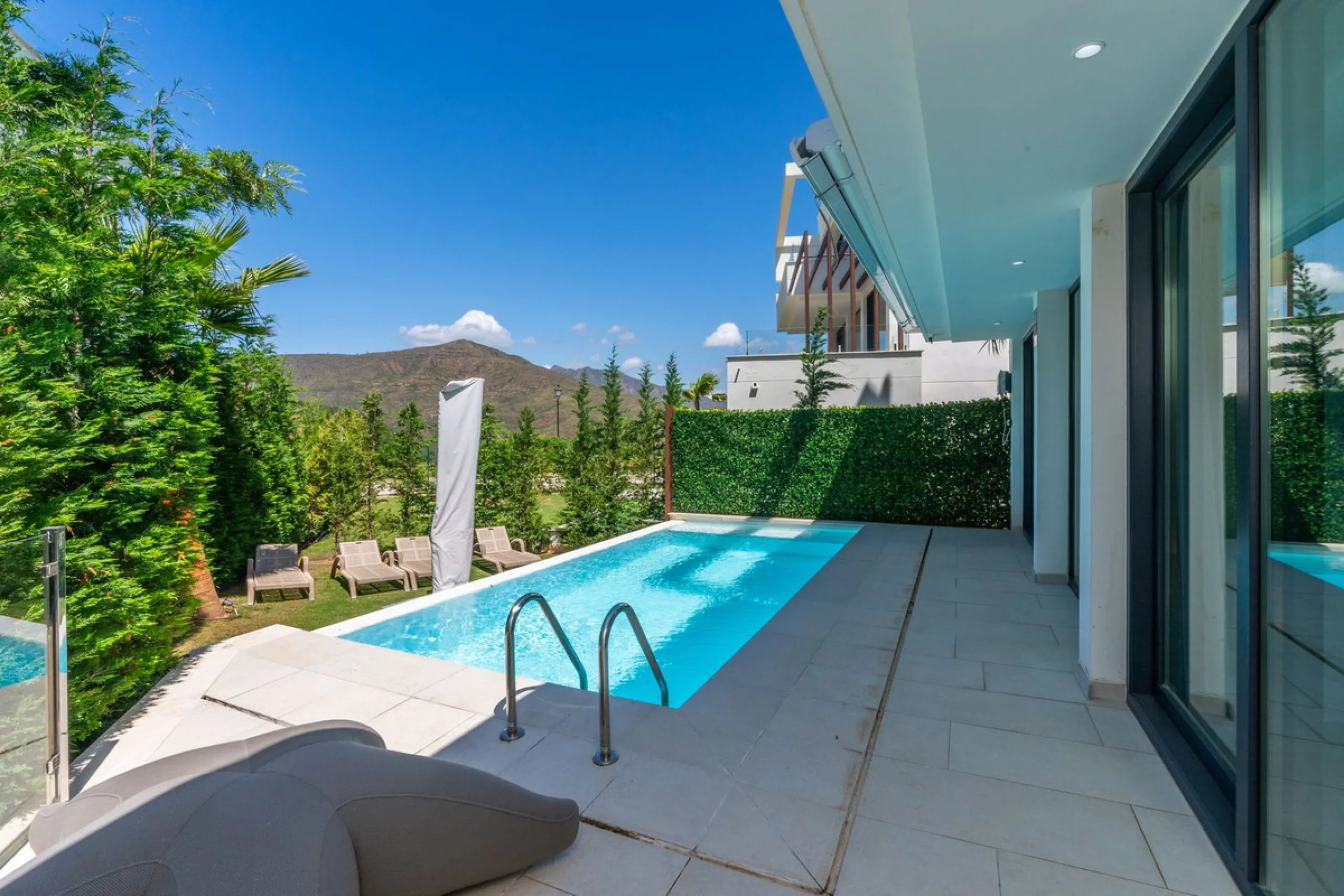 Fantastic luxury modern villa right in the heart of La Cala Resort.  Here you have everything you ever asked for luminous, luxury , loveable, villa.  Panoramic views from the Solarium whilst relaxing in the jacuzzi of the Golf, the undulated sourounding m