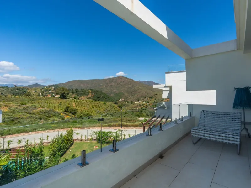 Fantastic luxury modern villa right in the heart of La Cala Resort.  Here you have everything you ever asked for luminous, luxury , loveable, villa.  Panoramic views from the Solarium whilst relaxing in the jacuzzi of the Golf, the undulated sourounding m