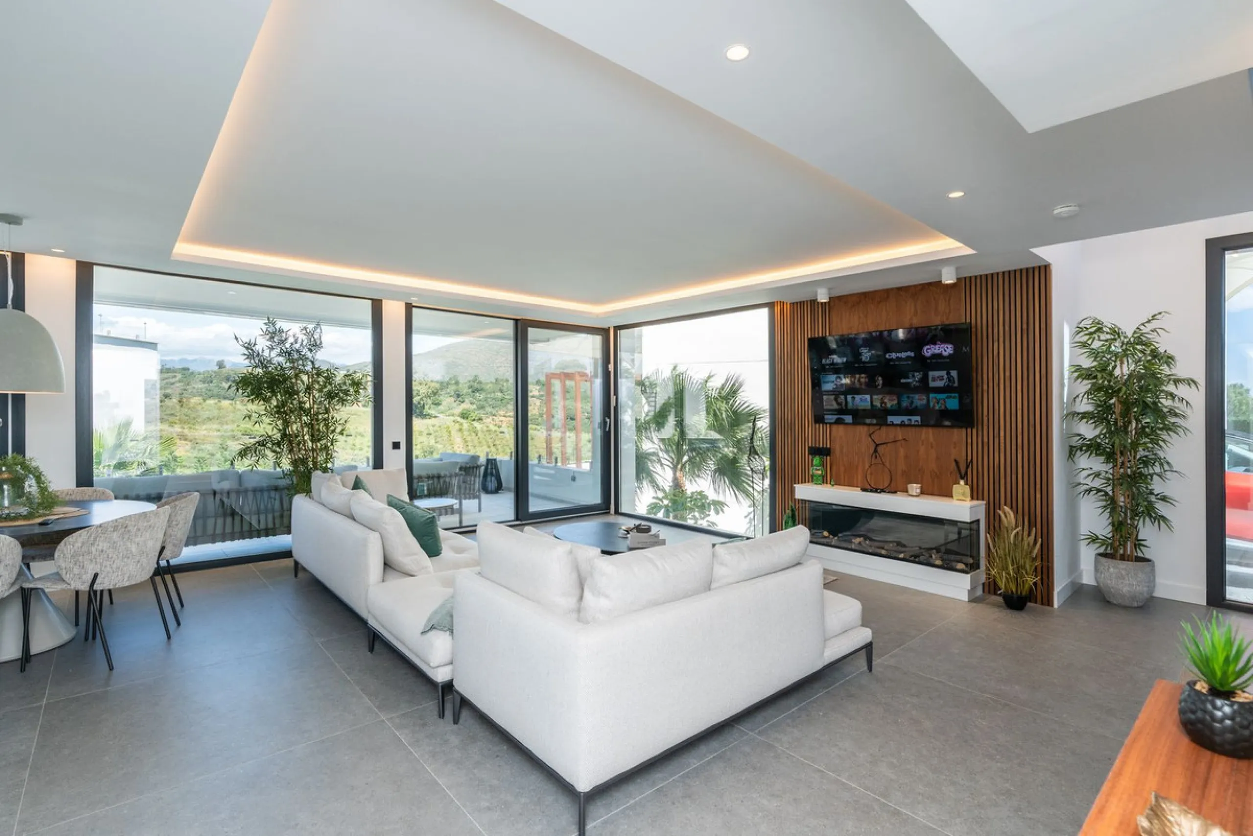 Fantastic luxury modern villa right in the heart of La Cala Resort.  Here you have everything you ever asked for luminous, luxury , loveable, villa.  Panoramic views from the Solarium whilst relaxing in the jacuzzi of the Golf, the undulated sourounding m