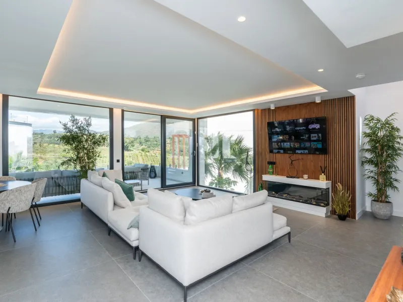 Fantastic luxury modern villa right in the heart of La Cala Resort.  Here you have everything you ever asked for luminous, luxury , loveable, villa.  Panoramic views from the Solarium whilst relaxing in the jacuzzi of the Golf, the undulated sourounding m