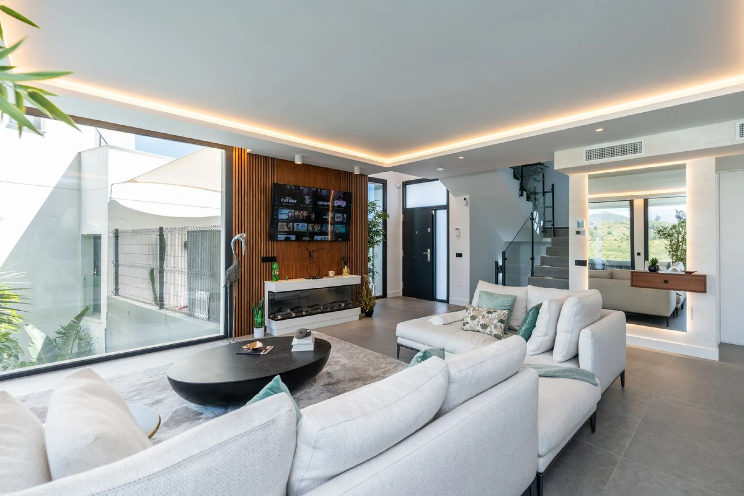 Fantastic luxury modern villa right in the heart of La Cala Resort.  Here you have everything you ever asked for luminous, luxury , loveable, villa.  Panoramic views from the Solarium whilst relaxing in the jacuzzi of the Golf, the undulated sourounding m