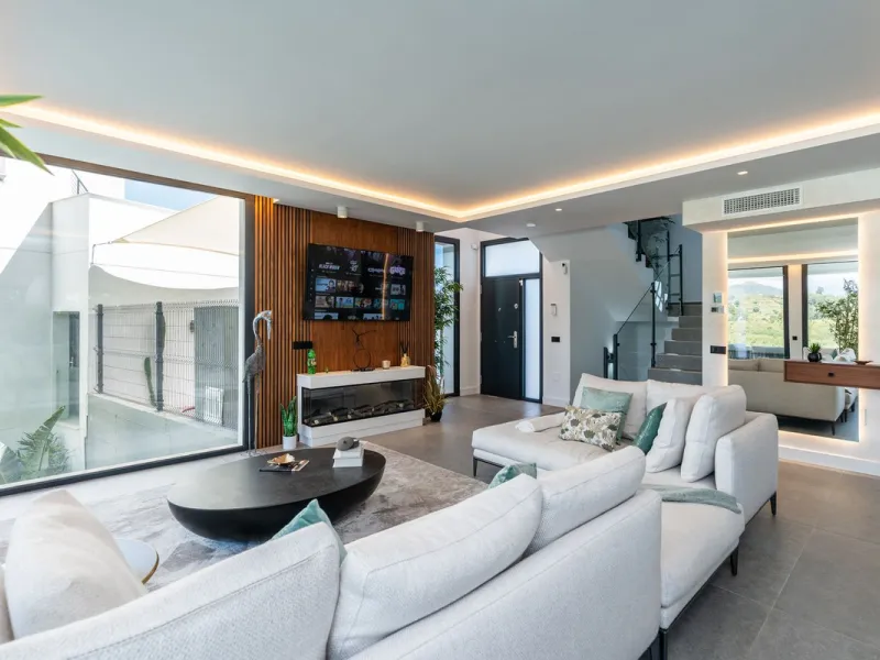 Fantastic luxury modern villa right in the heart of La Cala Resort.  Here you have everything you ever asked for luminous, luxury , loveable, villa.  Panoramic views from the Solarium whilst relaxing in the jacuzzi of the Golf, the undulated sourounding m