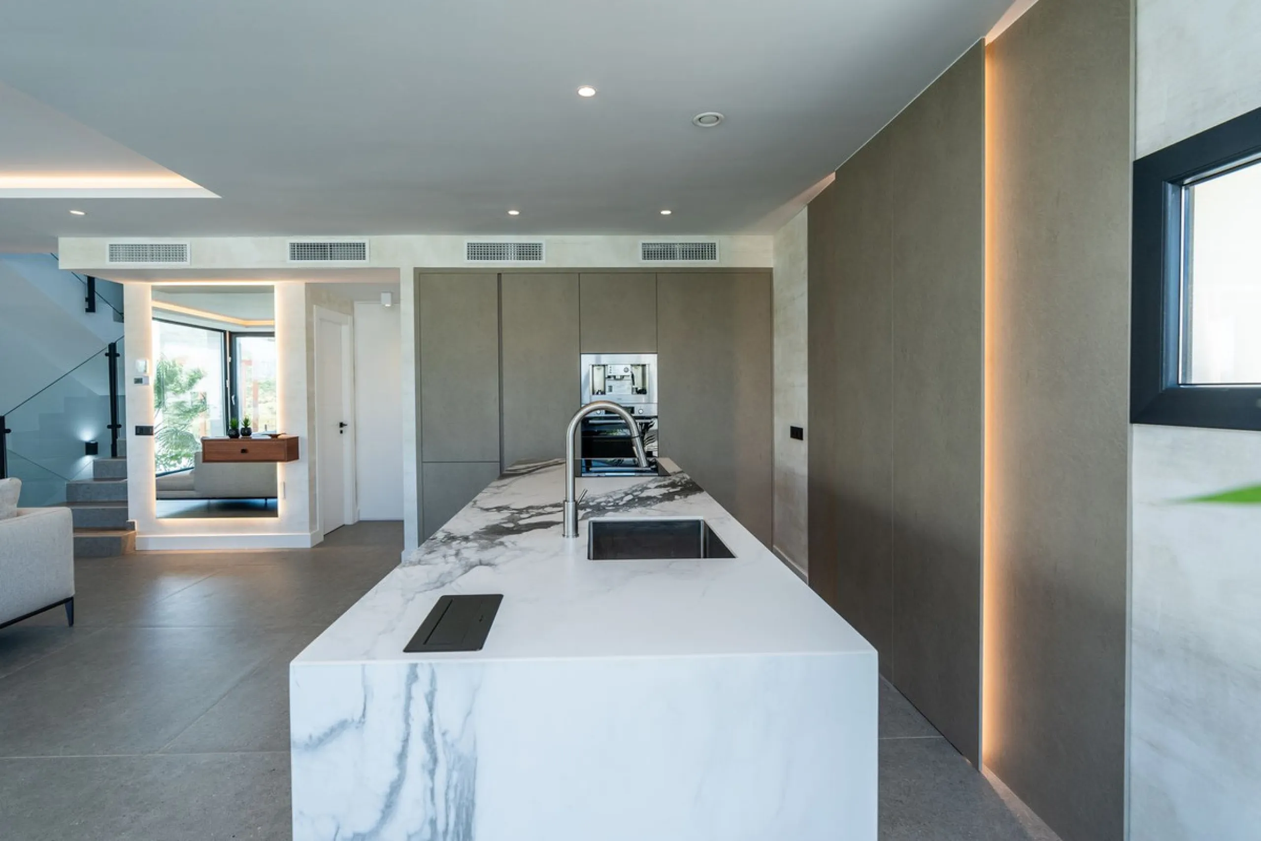 Fantastic luxury modern villa right in the heart of La Cala Resort.  Here you have everything you ever asked for luminous, luxury , loveable, villa.  Panoramic views from the Solarium whilst relaxing in the jacuzzi of the Golf, the undulated sourounding m
