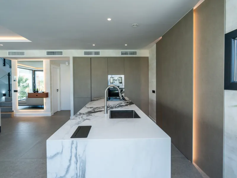 Fantastic luxury modern villa right in the heart of La Cala Resort.  Here you have everything you ever asked for luminous, luxury , loveable, villa.  Panoramic views from the Solarium whilst relaxing in the jacuzzi of the Golf, the undulated sourounding m