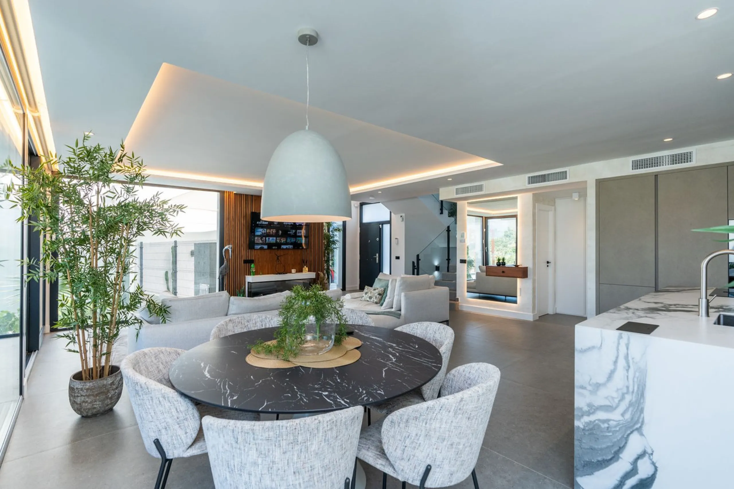 Fantastic luxury modern villa right in the heart of La Cala Resort.  Here you have everything you ever asked for luminous, luxury , loveable, villa.  Panoramic views from the Solarium whilst relaxing in the jacuzzi of the Golf, the undulated sourounding m