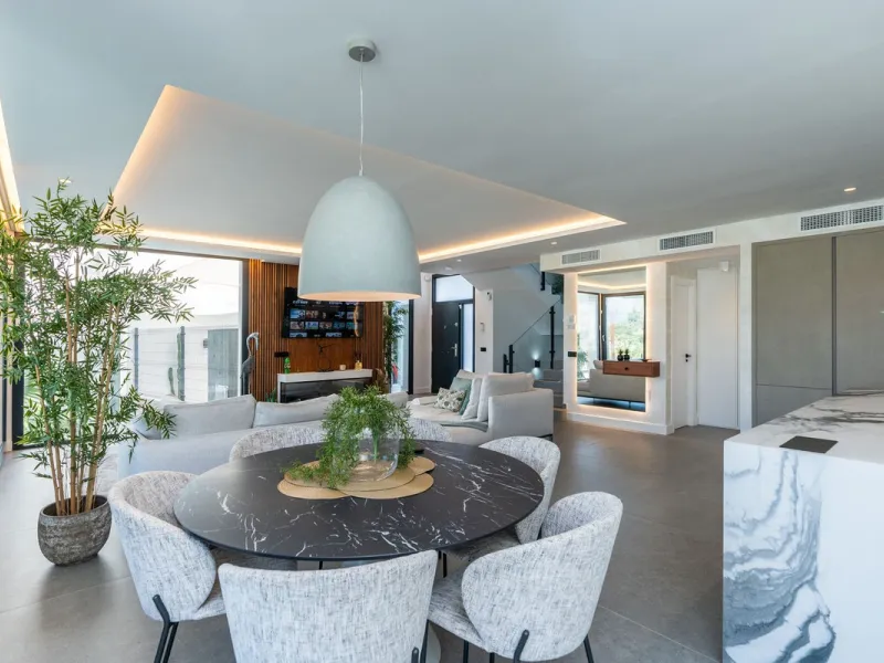 Fantastic luxury modern villa right in the heart of La Cala Resort.  Here you have everything you ever asked for luminous, luxury , loveable, villa.  Panoramic views from the Solarium whilst relaxing in the jacuzzi of the Golf, the undulated sourounding m