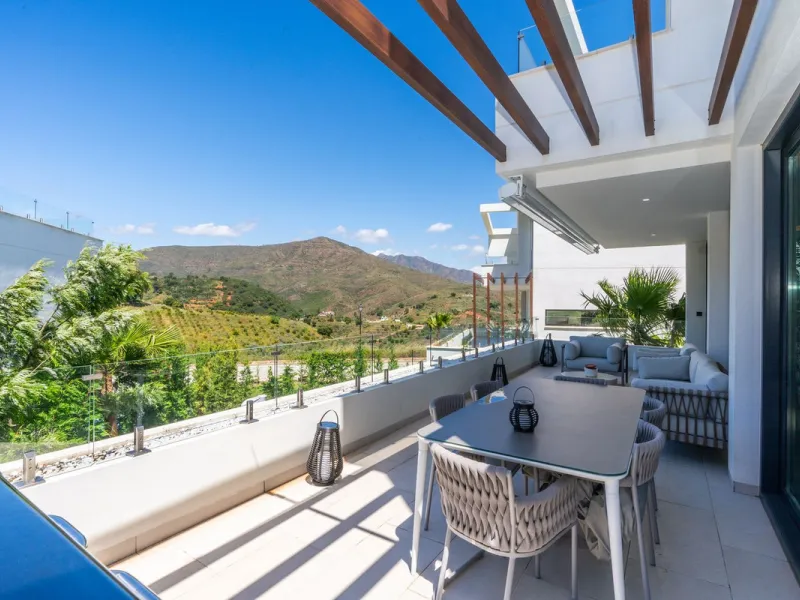Fantastic luxury modern villa right in the heart of La Cala Resort.  Here you have everything you ever asked for luminous, luxury , loveable, villa.  Panoramic views from the Solarium whilst relaxing in the jacuzzi of the Golf, the undulated sourounding m