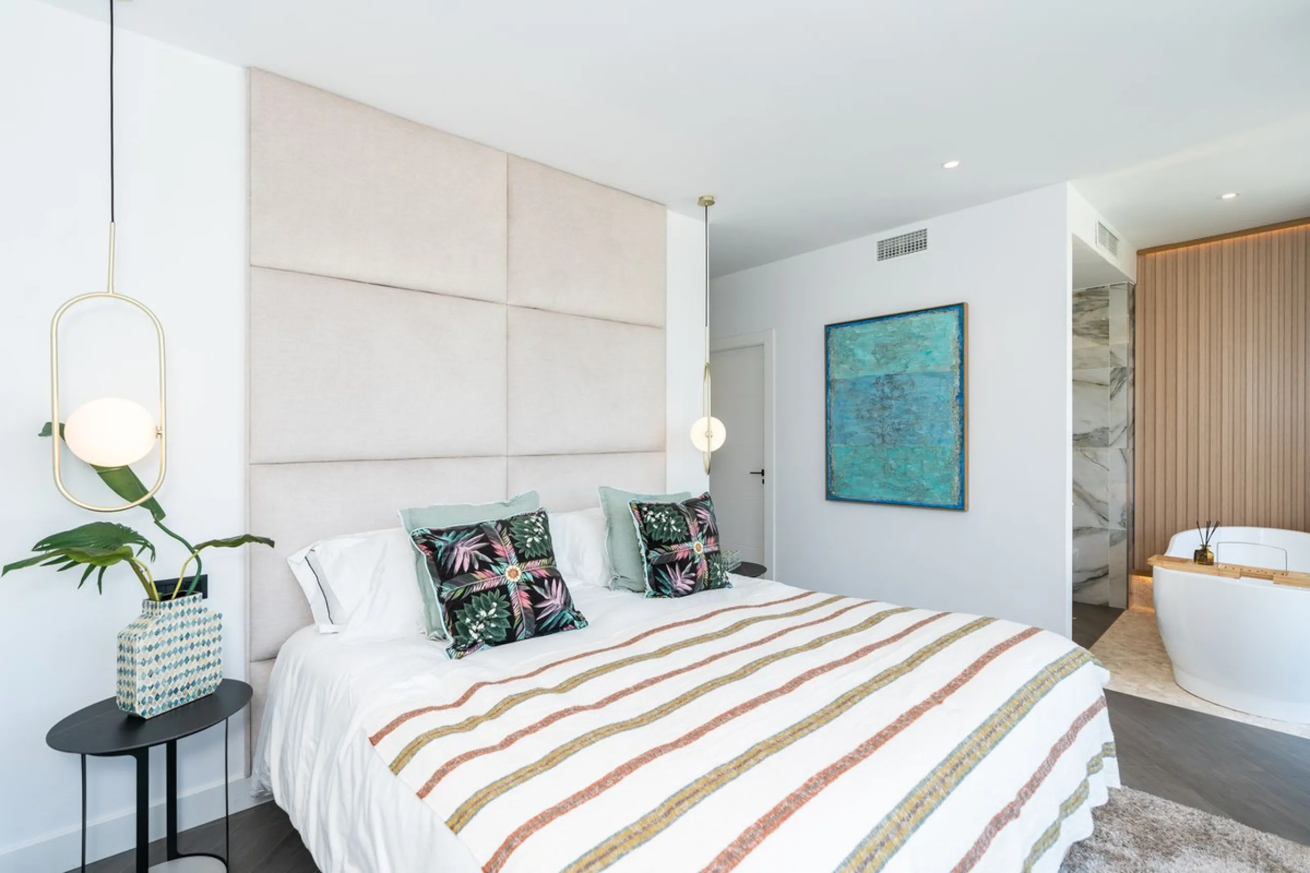 Fantastic luxury modern villa right in the heart of La Cala Resort.  Here you have everything you ever asked for luminous, luxury , loveable, villa.  Panoramic views from the Solarium whilst relaxing in the jacuzzi of the Golf, the undulated sourounding m