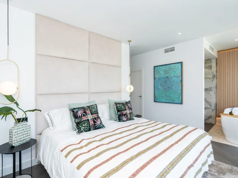 Fantastic luxury modern villa right in the heart of La Cala Resort.  Here you have everything you ever asked for luminous, luxury , loveable, villa.  Panoramic views from the Solarium whilst relaxing in the jacuzzi of the Golf, the undulated sourounding m