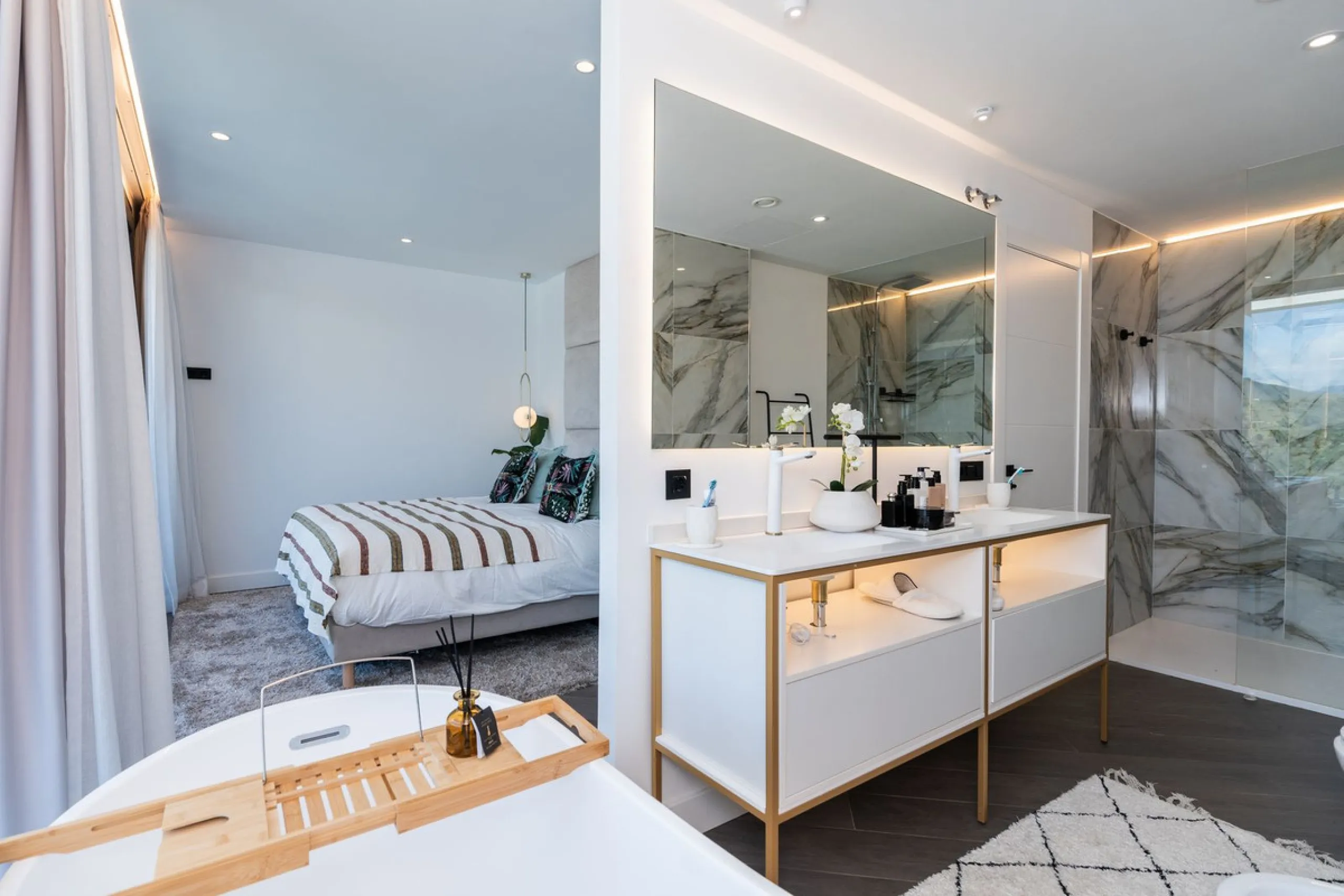 Fantastic luxury modern villa right in the heart of La Cala Resort.  Here you have everything you ever asked for luminous, luxury , loveable, villa.  Panoramic views from the Solarium whilst relaxing in the jacuzzi of the Golf, the undulated sourounding m