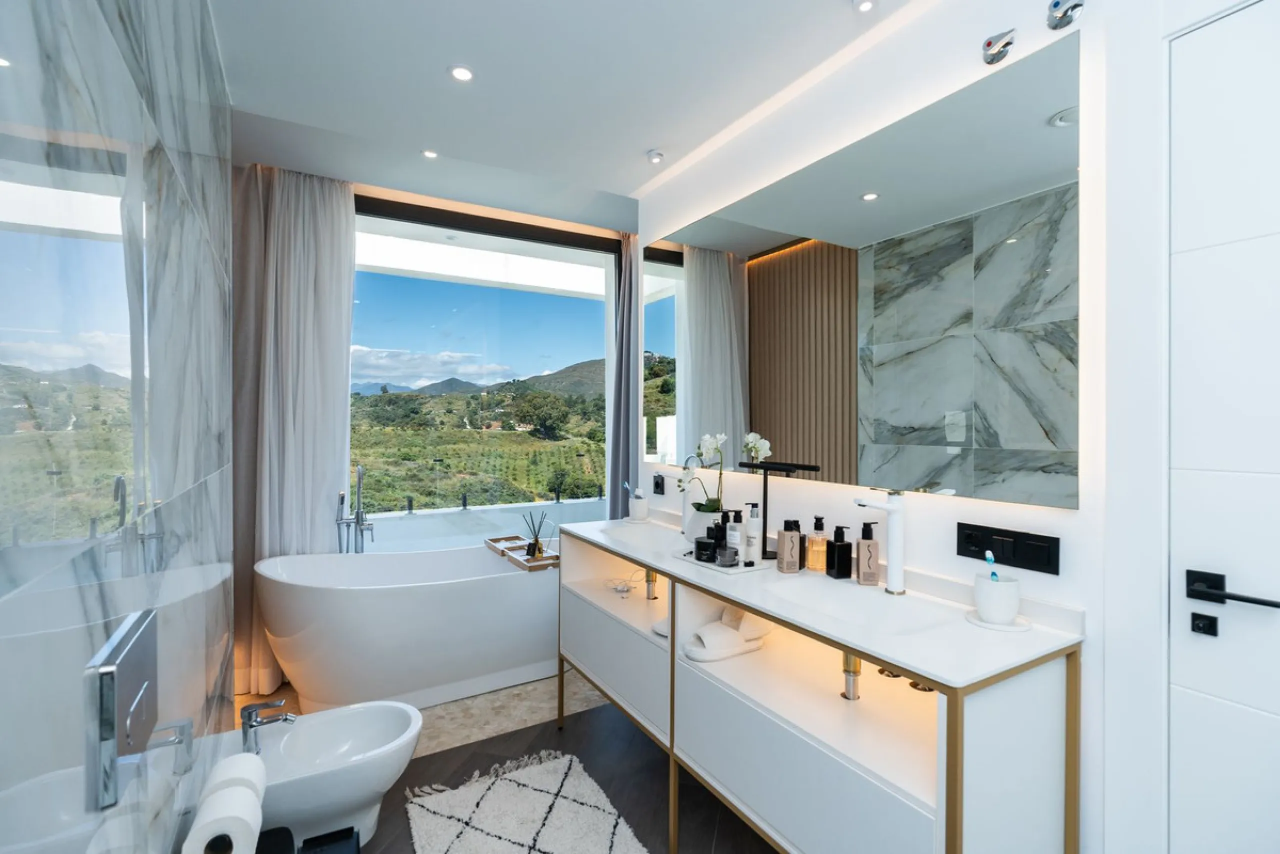 Fantastic luxury modern villa right in the heart of La Cala Resort.  Here you have everything you ever asked for luminous, luxury , loveable, villa.  Panoramic views from the Solarium whilst relaxing in the jacuzzi of the Golf, the undulated sourounding m