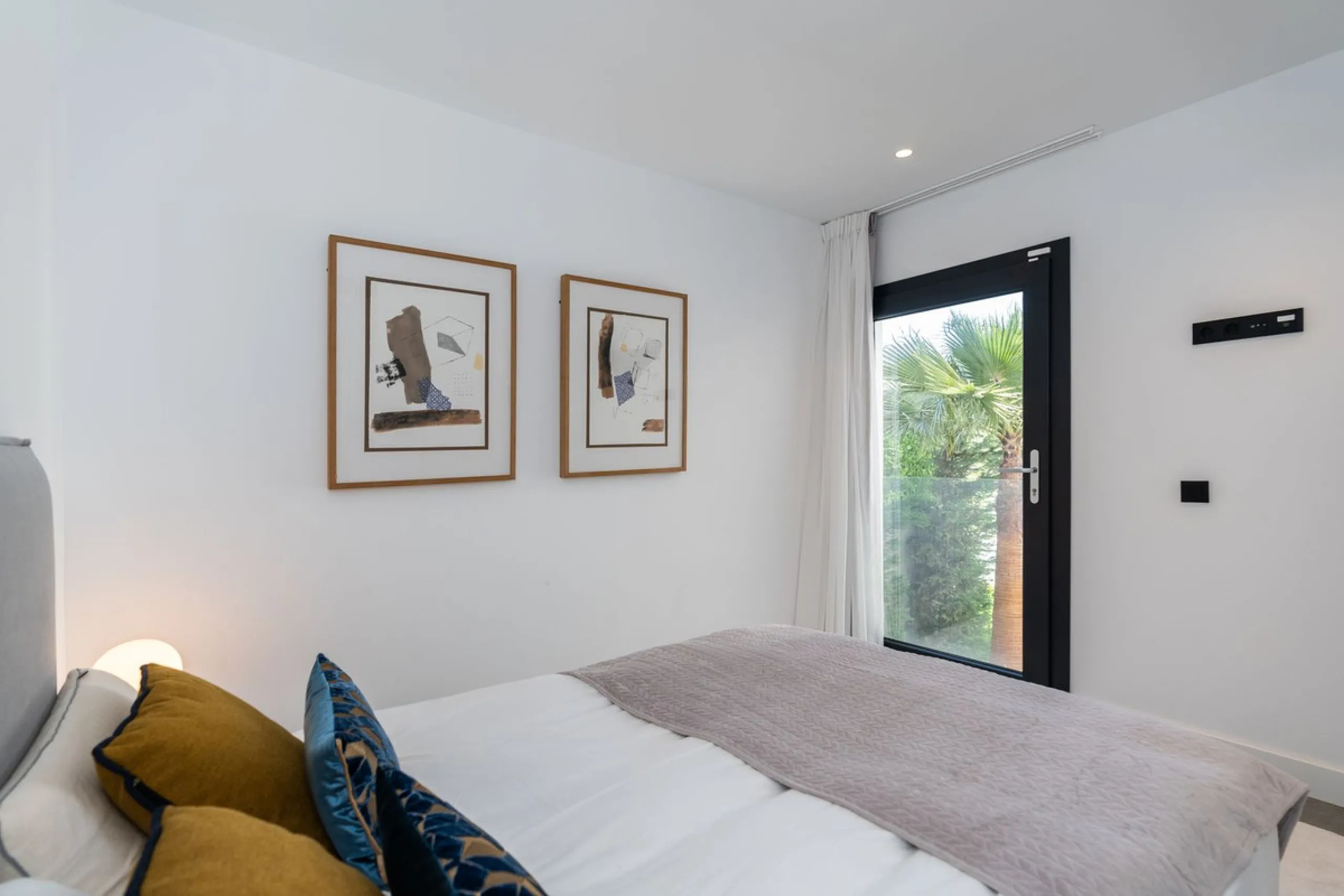 Fantastic luxury modern villa right in the heart of La Cala Resort.  Here you have everything you ever asked for luminous, luxury , loveable, villa.  Panoramic views from the Solarium whilst relaxing in the jacuzzi of the Golf, the undulated sourounding m
