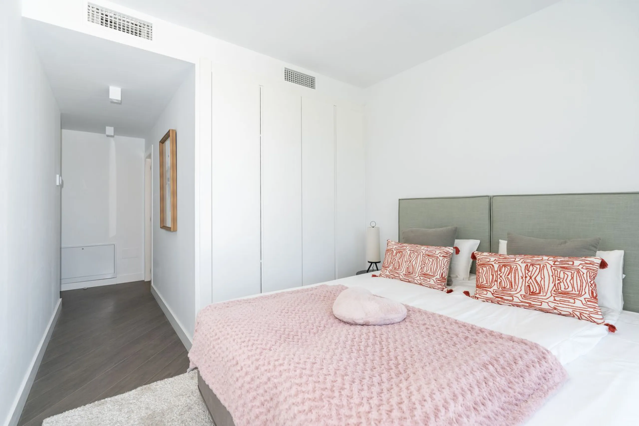Fantastic luxury modern villa right in the heart of La Cala Resort.  Here you have everything you ever asked for luminous, luxury , loveable, villa.  Panoramic views from the Solarium whilst relaxing in the jacuzzi of the Golf, the undulated sourounding m