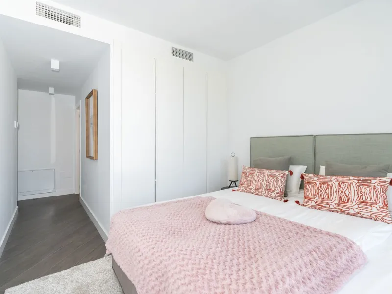 Fantastic luxury modern villa right in the heart of La Cala Resort.  Here you have everything you ever asked for luminous, luxury , loveable, villa.  Panoramic views from the Solarium whilst relaxing in the jacuzzi of the Golf, the undulated sourounding m