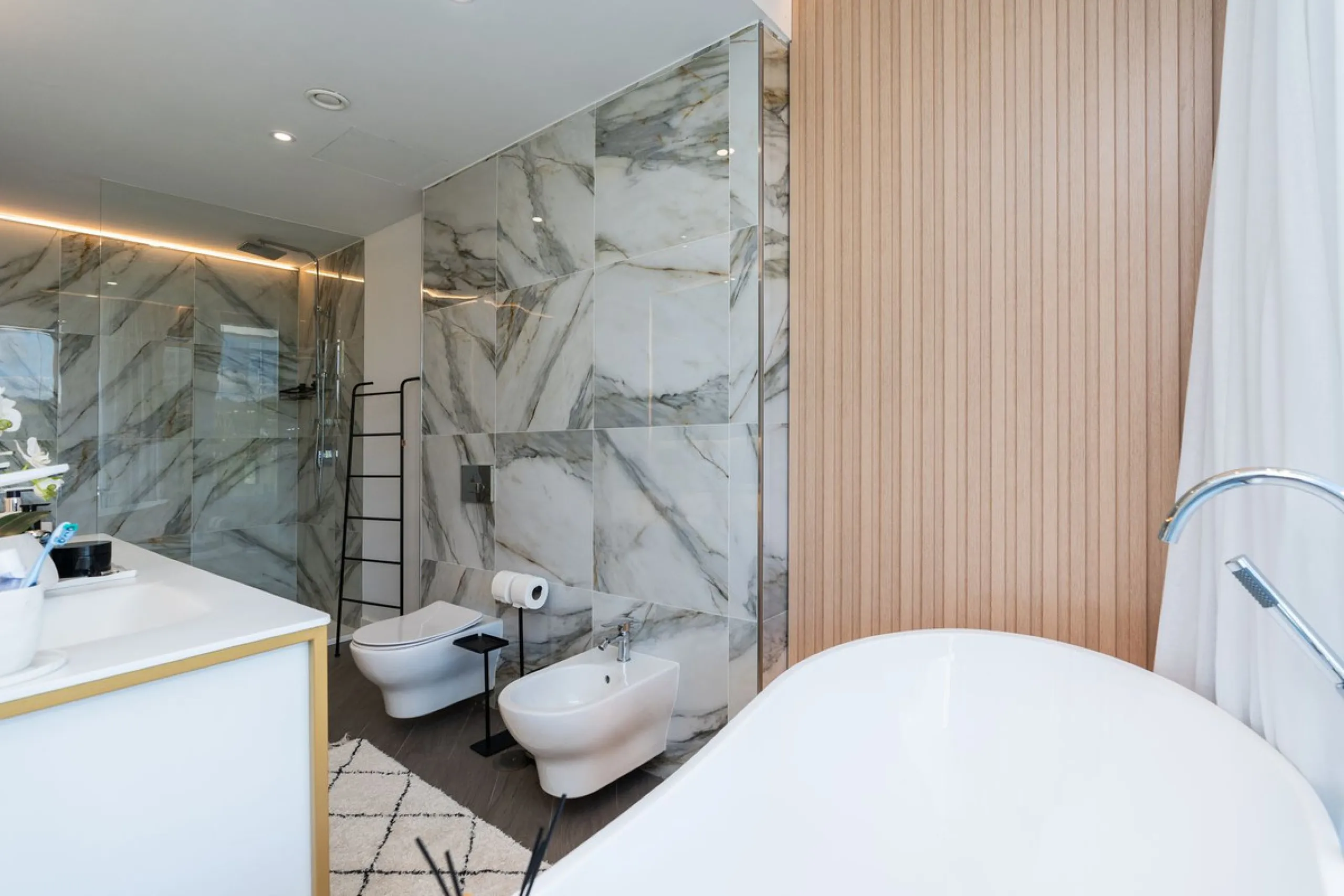 Fantastic luxury modern villa right in the heart of La Cala Resort.  Here you have everything you ever asked for luminous, luxury , loveable, villa.  Panoramic views from the Solarium whilst relaxing in the jacuzzi of the Golf, the undulated sourounding m