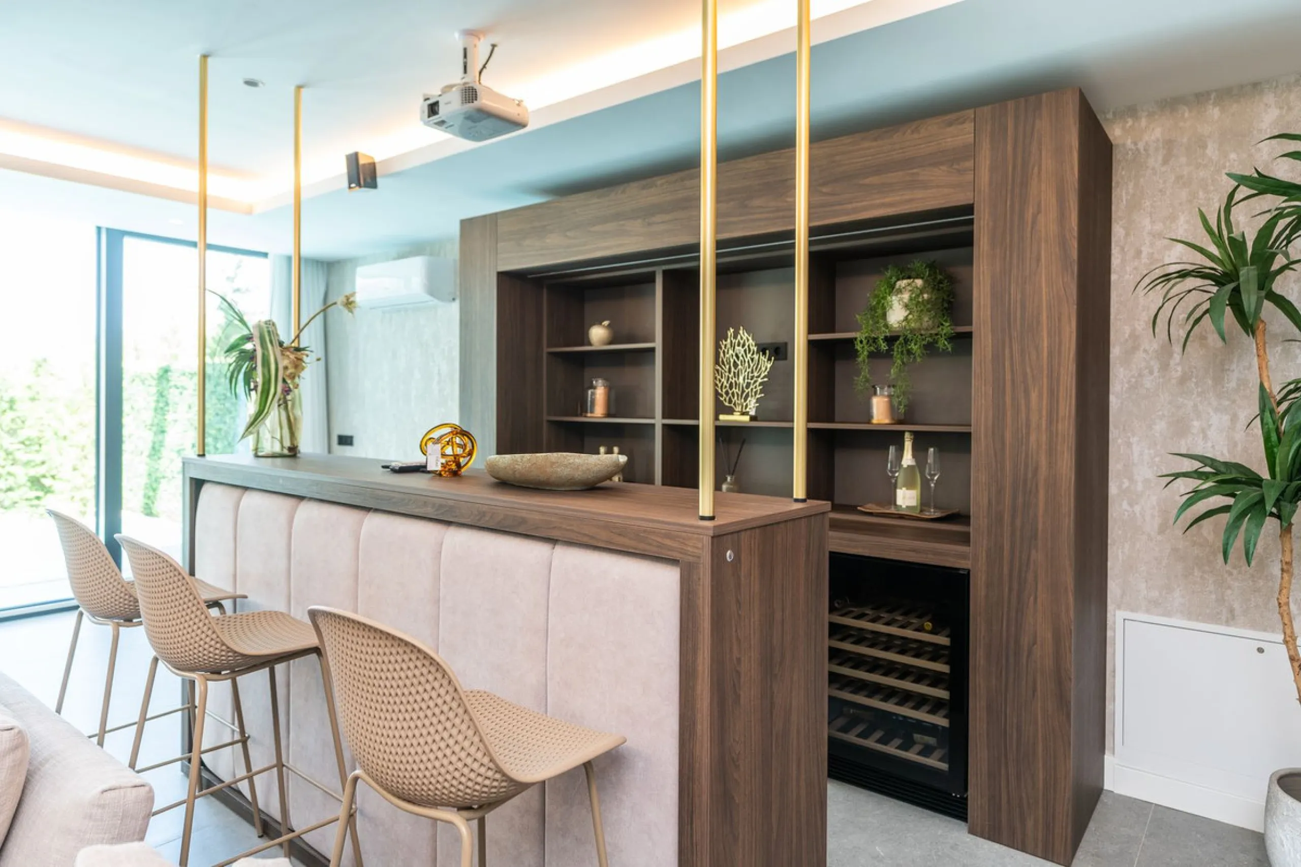 Fantastic luxury modern villa right in the heart of La Cala Resort.  Here you have everything you ever asked for luminous, luxury , loveable, villa.  Panoramic views from the Solarium whilst relaxing in the jacuzzi of the Golf, the undulated sourounding m