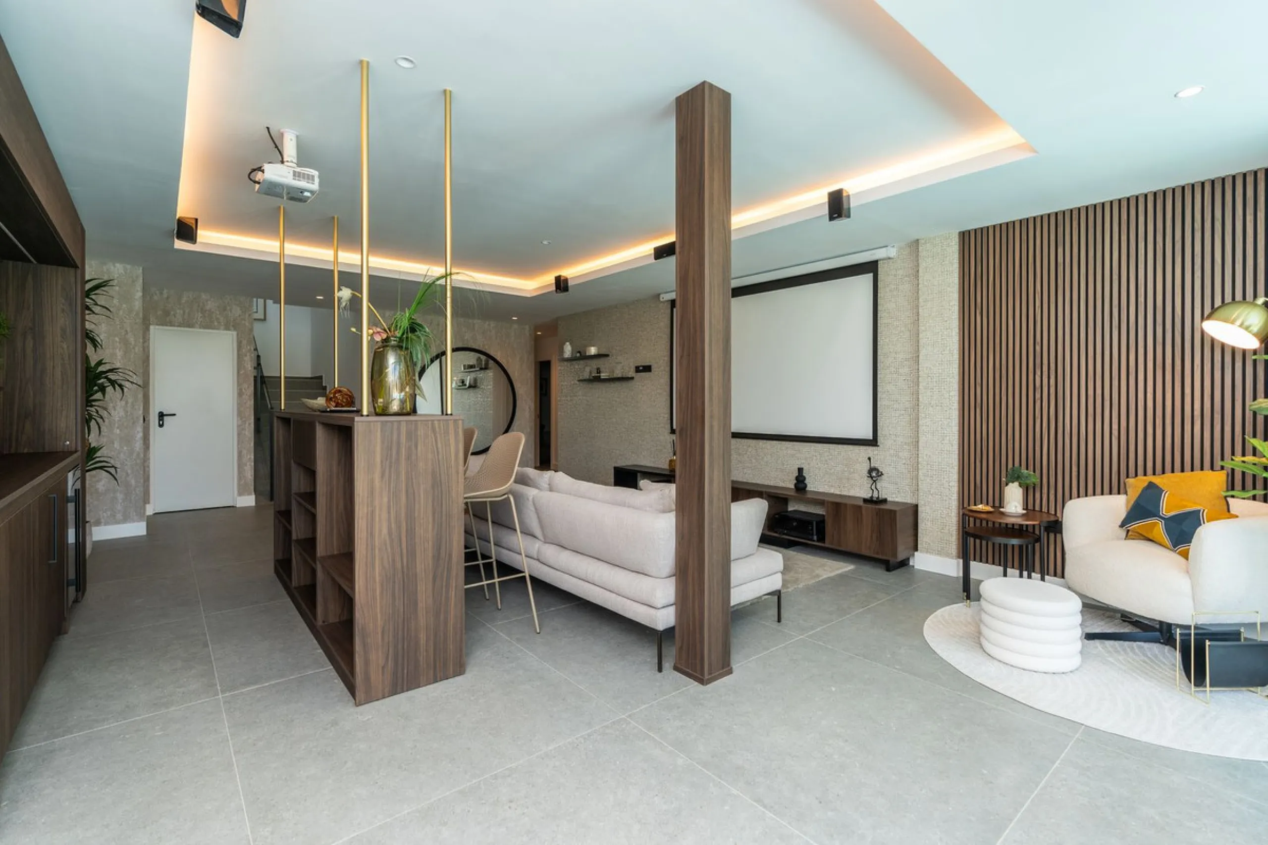 Fantastic luxury modern villa right in the heart of La Cala Resort.  Here you have everything you ever asked for luminous, luxury , loveable, villa.  Panoramic views from the Solarium whilst relaxing in the jacuzzi of the Golf, the undulated sourounding m