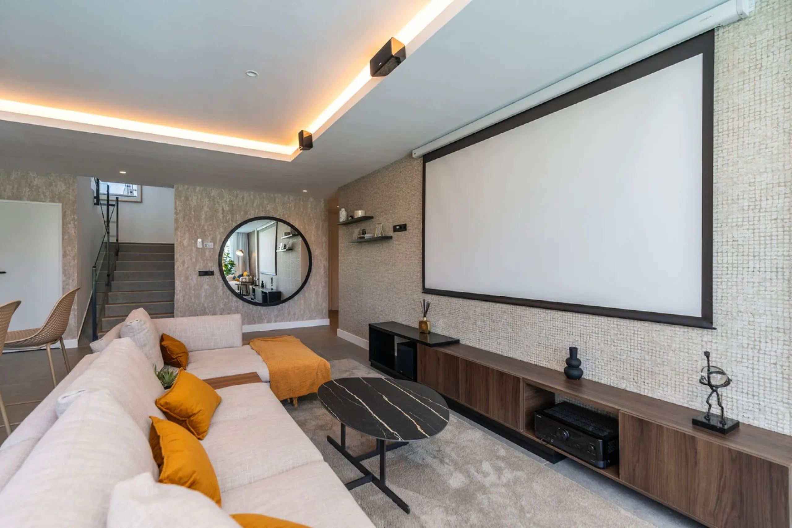 Fantastic luxury modern villa right in the heart of La Cala Resort.  Here you have everything you ever asked for luminous, luxury , loveable, villa.  Panoramic views from the Solarium whilst relaxing in the jacuzzi of the Golf, the undulated sourounding m