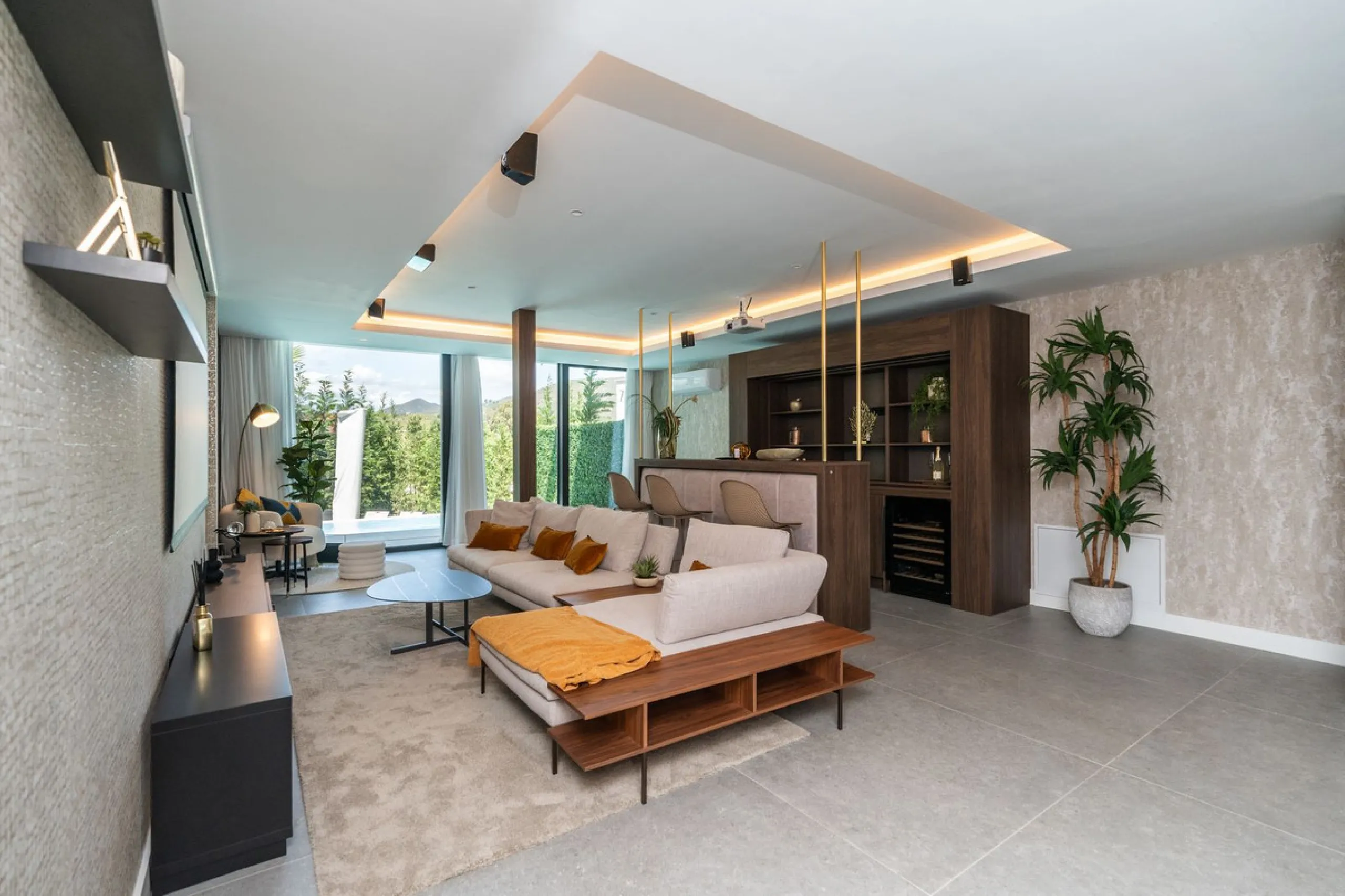 Fantastic luxury modern villa right in the heart of La Cala Resort.  Here you have everything you ever asked for luminous, luxury , loveable, villa.  Panoramic views from the Solarium whilst relaxing in the jacuzzi of the Golf, the undulated sourounding m