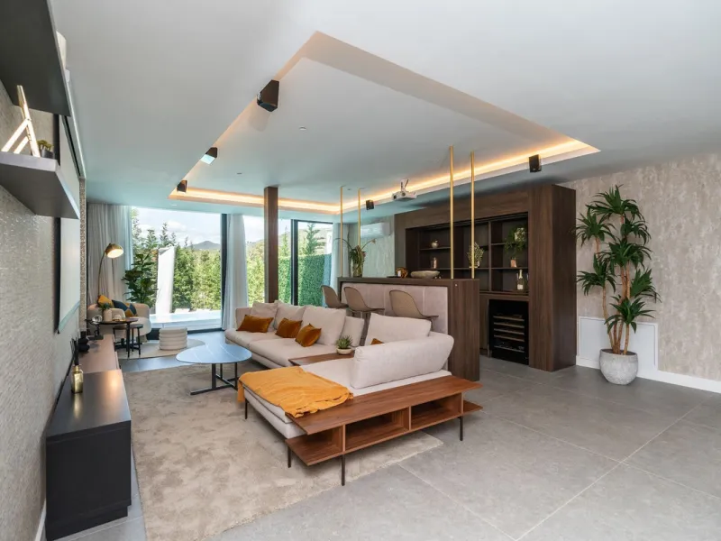 Fantastic luxury modern villa right in the heart of La Cala Resort.  Here you have everything you ever asked for luminous, luxury , loveable, villa.  Panoramic views from the Solarium whilst relaxing in the jacuzzi of the Golf, the undulated sourounding m