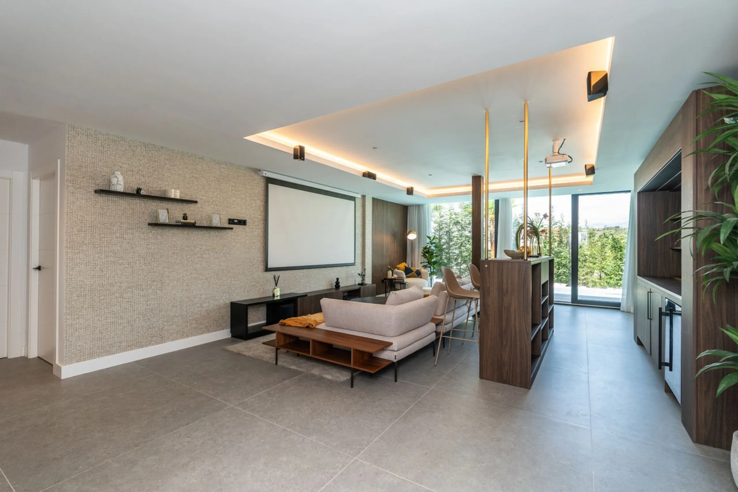 Fantastic luxury modern villa right in the heart of La Cala Resort.  Here you have everything you ever asked for luminous, luxury , loveable, villa.  Panoramic views from the Solarium whilst relaxing in the jacuzzi of the Golf, the undulated sourounding m
