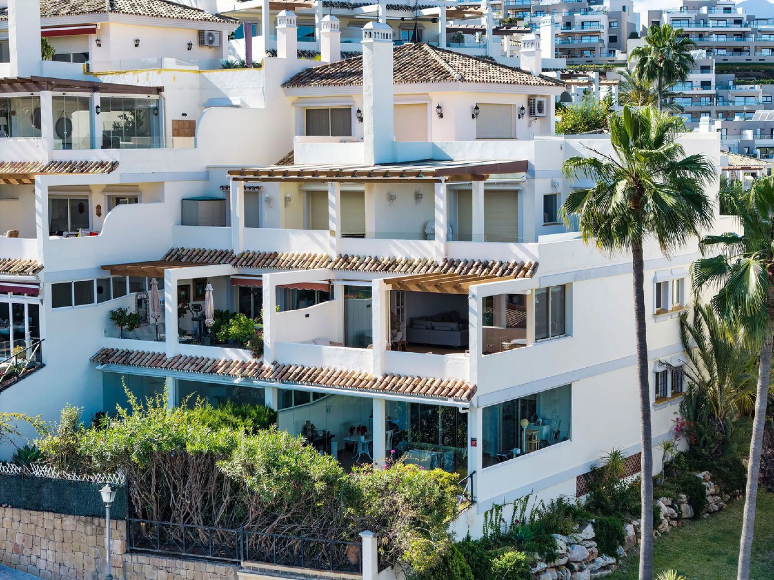 Welcome to this tastefully recently refurbished apartment in Placetes de Belvederes in Nueva Andalucia. As you enter you are greeted with a large open space with light and a feeling of a Loft Style property. All the materials have been carefully selected 