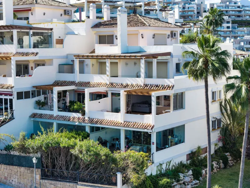 Welcome to this tastefully recently refurbished apartment in Placetes de Belvederes in Nueva Andalucia. As you enter you are greeted with a large open space with light and a feeling of a Loft Style property. All the materials have been carefully selected 