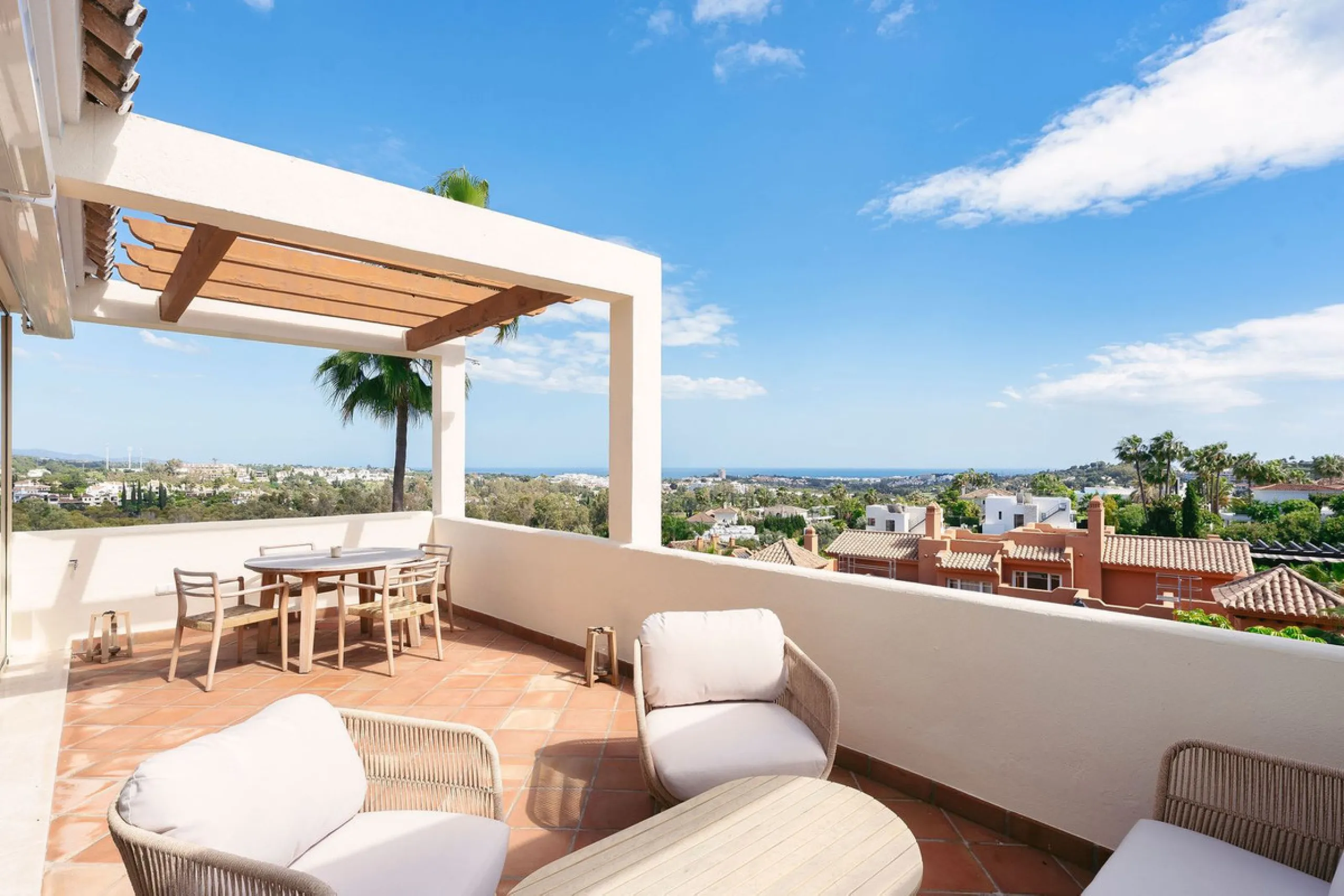 Welcome to this tastefully recently refurbished apartment in Placetes de Belvederes in Nueva Andalucia. As you enter you are greeted with a large open space with light and a feeling of a Loft Style property. All the materials have been carefully selected 