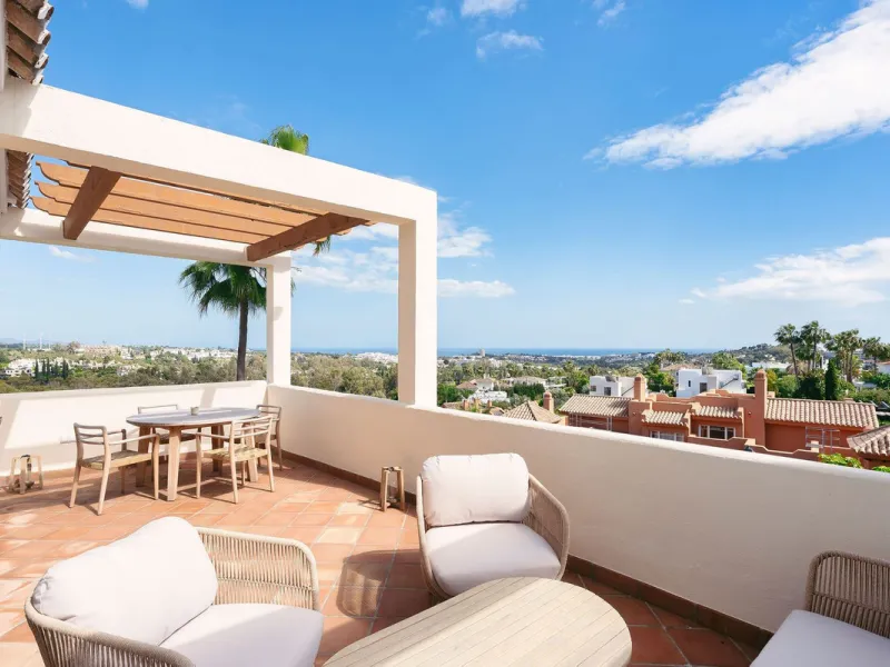 Welcome to this tastefully recently refurbished apartment in Placetes de Belvederes in Nueva Andalucia. As you enter you are greeted with a large open space with light and a feeling of a Loft Style property. All the materials have been carefully selected 