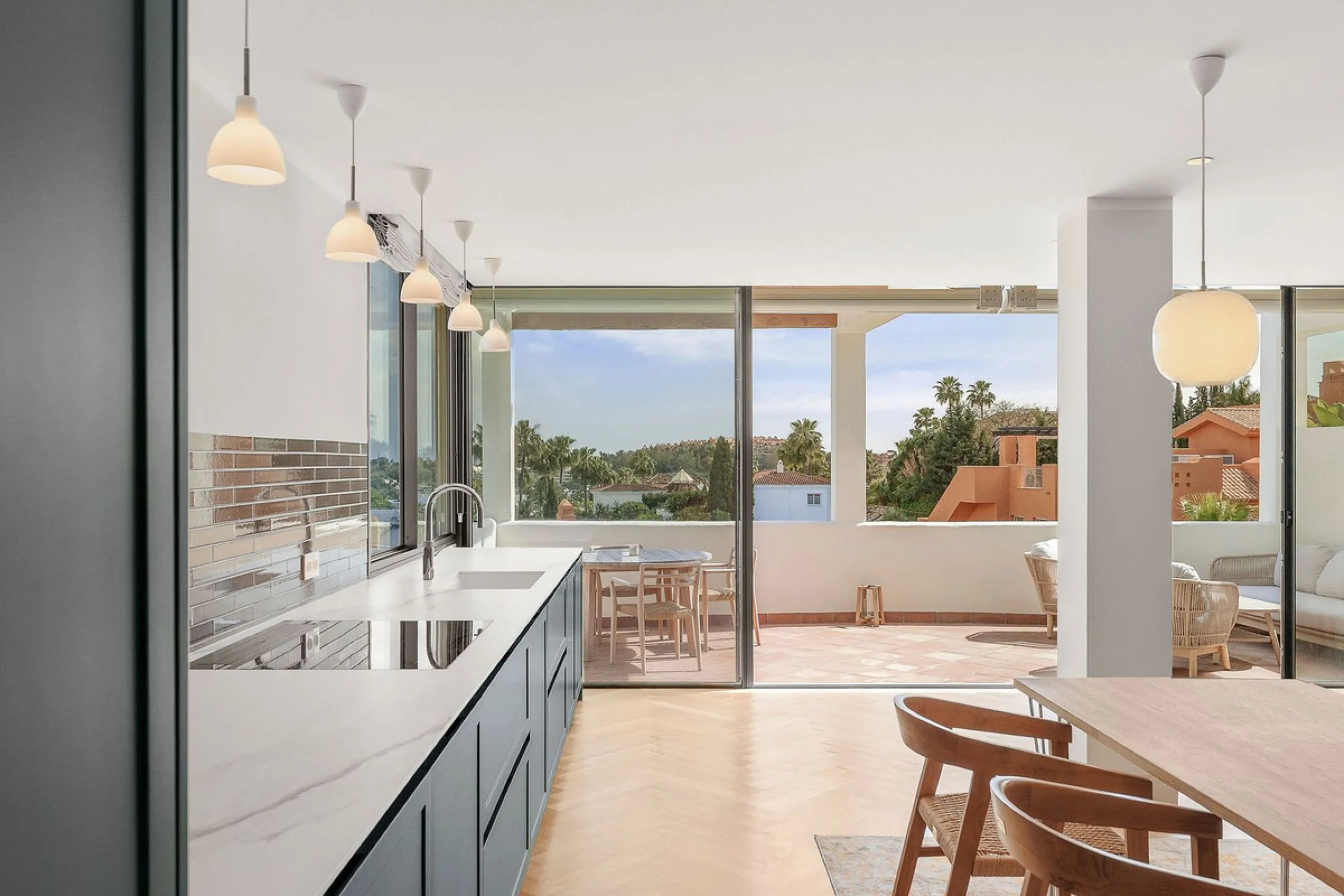 Welcome to this tastefully recently refurbished apartment in Placetes de Belvederes in Nueva Andalucia. As you enter you are greeted with a large open space with light and a feeling of a Loft Style property. All the materials have been carefully selected 