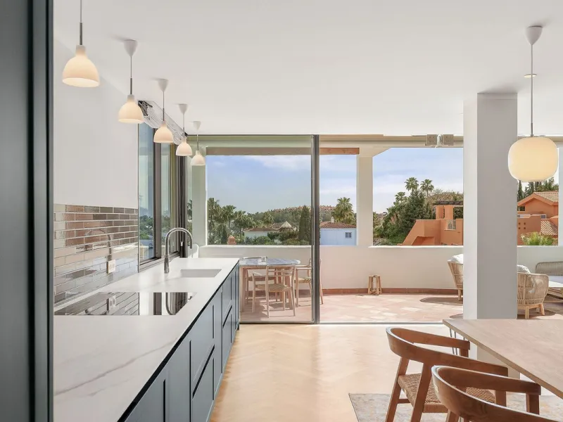 Welcome to this tastefully recently refurbished apartment in Placetes de Belvederes in Nueva Andalucia. As you enter you are greeted with a large open space with light and a feeling of a Loft Style property. All the materials have been carefully selected 
