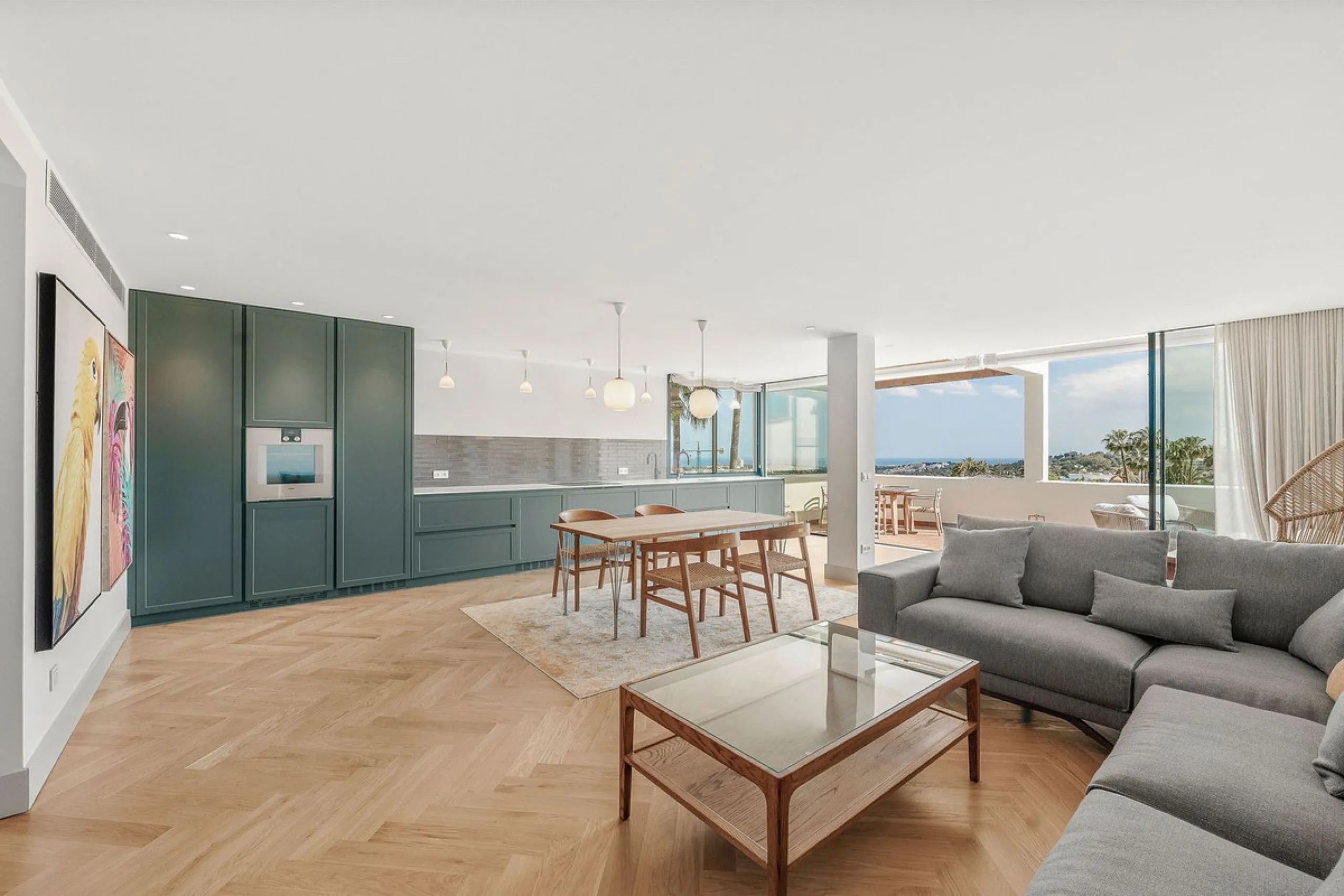 Welcome to this tastefully recently refurbished apartment in Placetes de Belvederes in Nueva Andalucia. As you enter you are greeted with a large open space with light and a feeling of a Loft Style property. All the materials have been carefully selected 