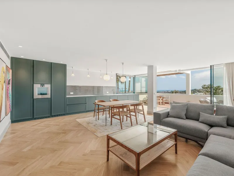 Welcome to this tastefully recently refurbished apartment in Placetes de Belvederes in Nueva Andalucia. As you enter you are greeted with a large open space with light and a feeling of a Loft Style property. All the materials have been carefully selected 