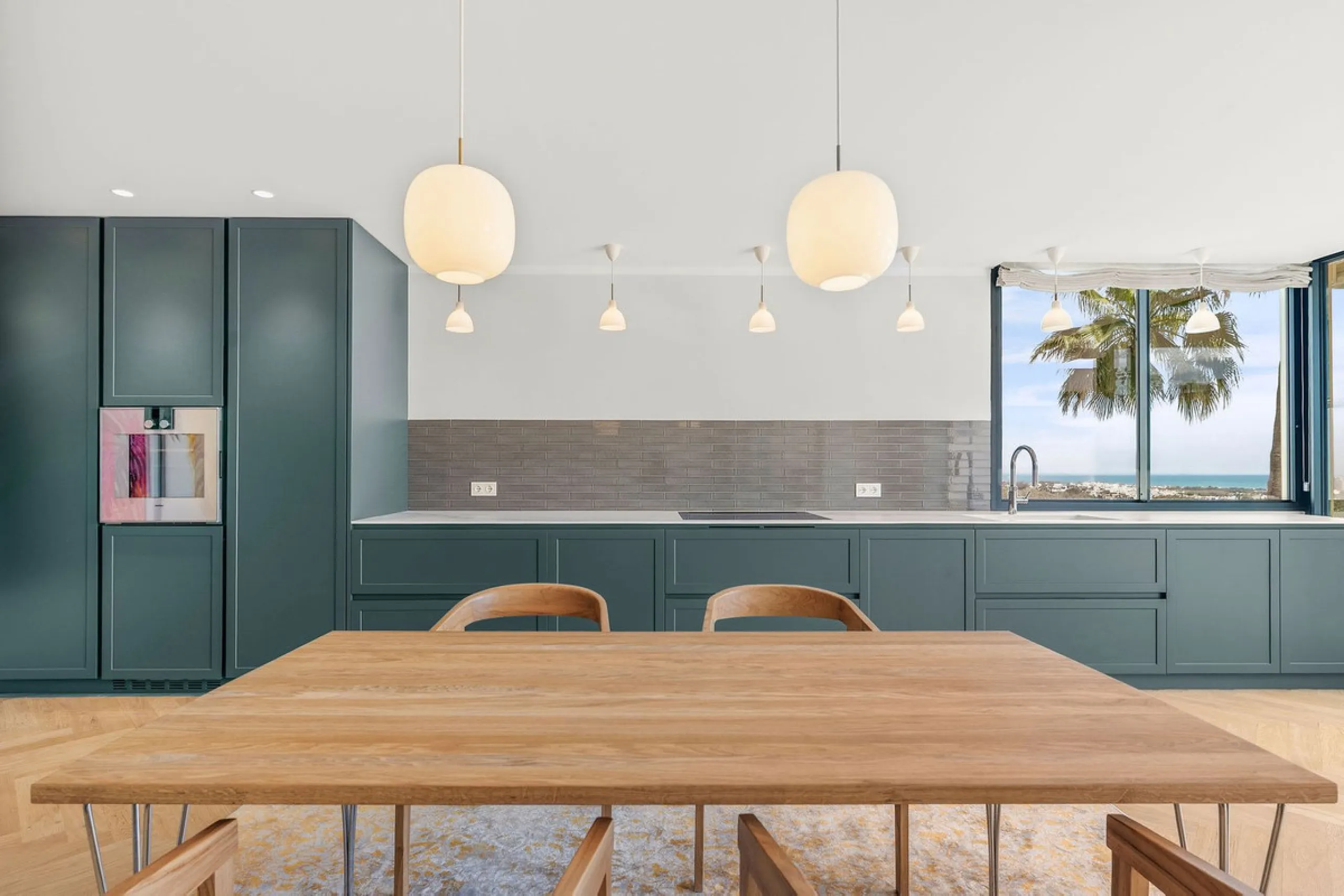 Welcome to this tastefully recently refurbished apartment in Placetes de Belvederes in Nueva Andalucia. As you enter you are greeted with a large open space with light and a feeling of a Loft Style property. All the materials have been carefully selected 