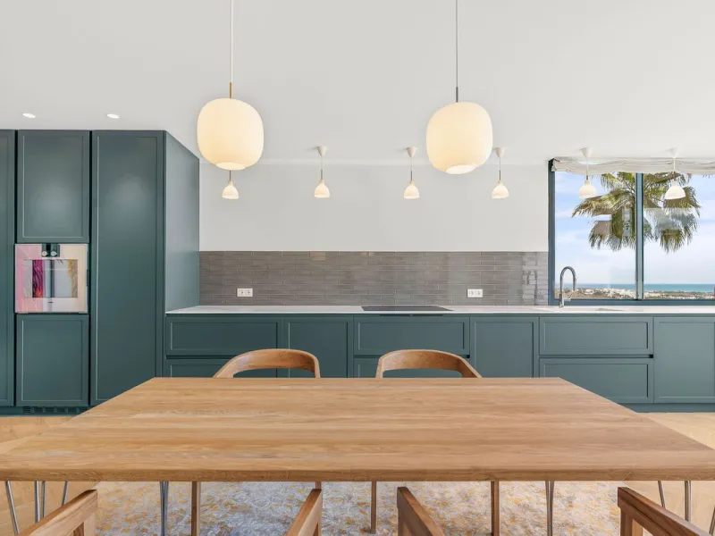 Welcome to this tastefully recently refurbished apartment in Placetes de Belvederes in Nueva Andalucia. As you enter you are greeted with a large open space with light and a feeling of a Loft Style property. All the materials have been carefully selected 