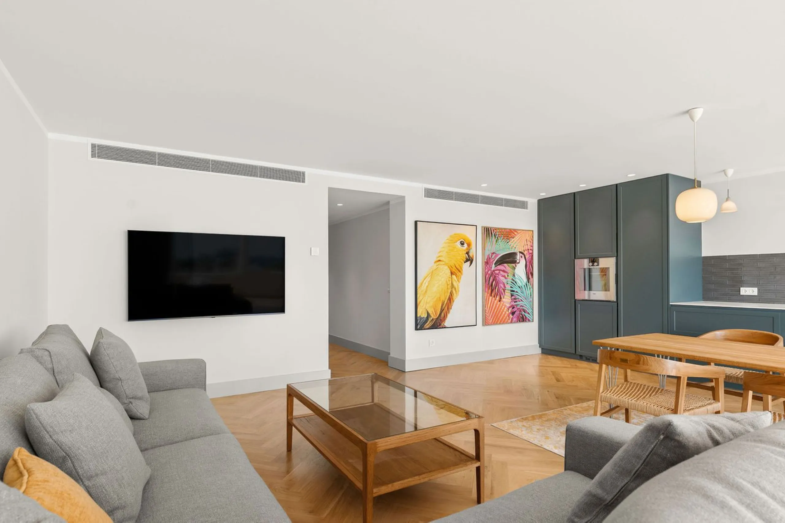 Welcome to this tastefully recently refurbished apartment in Placetes de Belvederes in Nueva Andalucia. As you enter you are greeted with a large open space with light and a feeling of a Loft Style property. All the materials have been carefully selected 