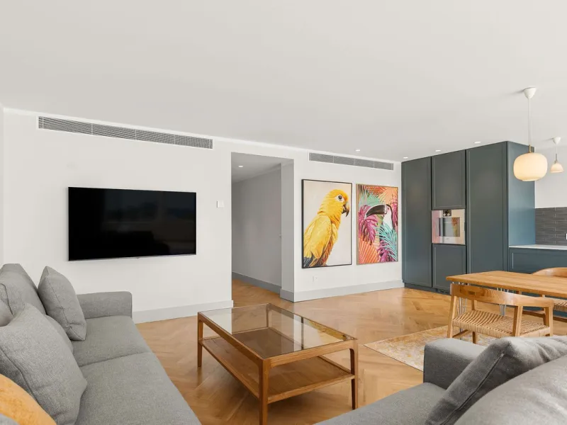 Welcome to this tastefully recently refurbished apartment in Placetes de Belvederes in Nueva Andalucia. As you enter you are greeted with a large open space with light and a feeling of a Loft Style property. All the materials have been carefully selected 